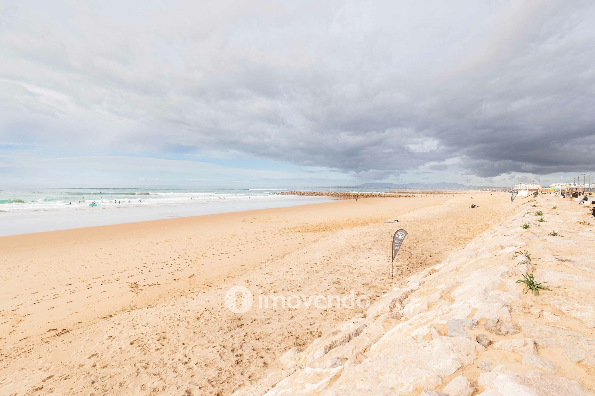 Apartamento T1 junto à praia, com estacionamento, Costa da Caparica