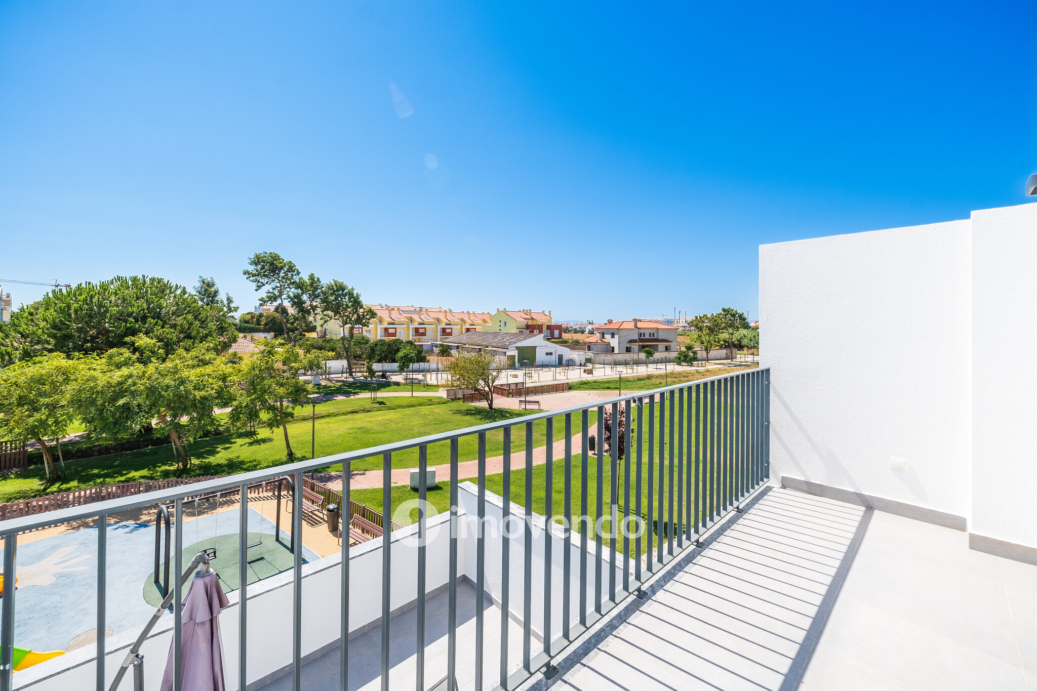 Moradia T3+1 moderna, com garagem e áreas amplas, em Alcochete