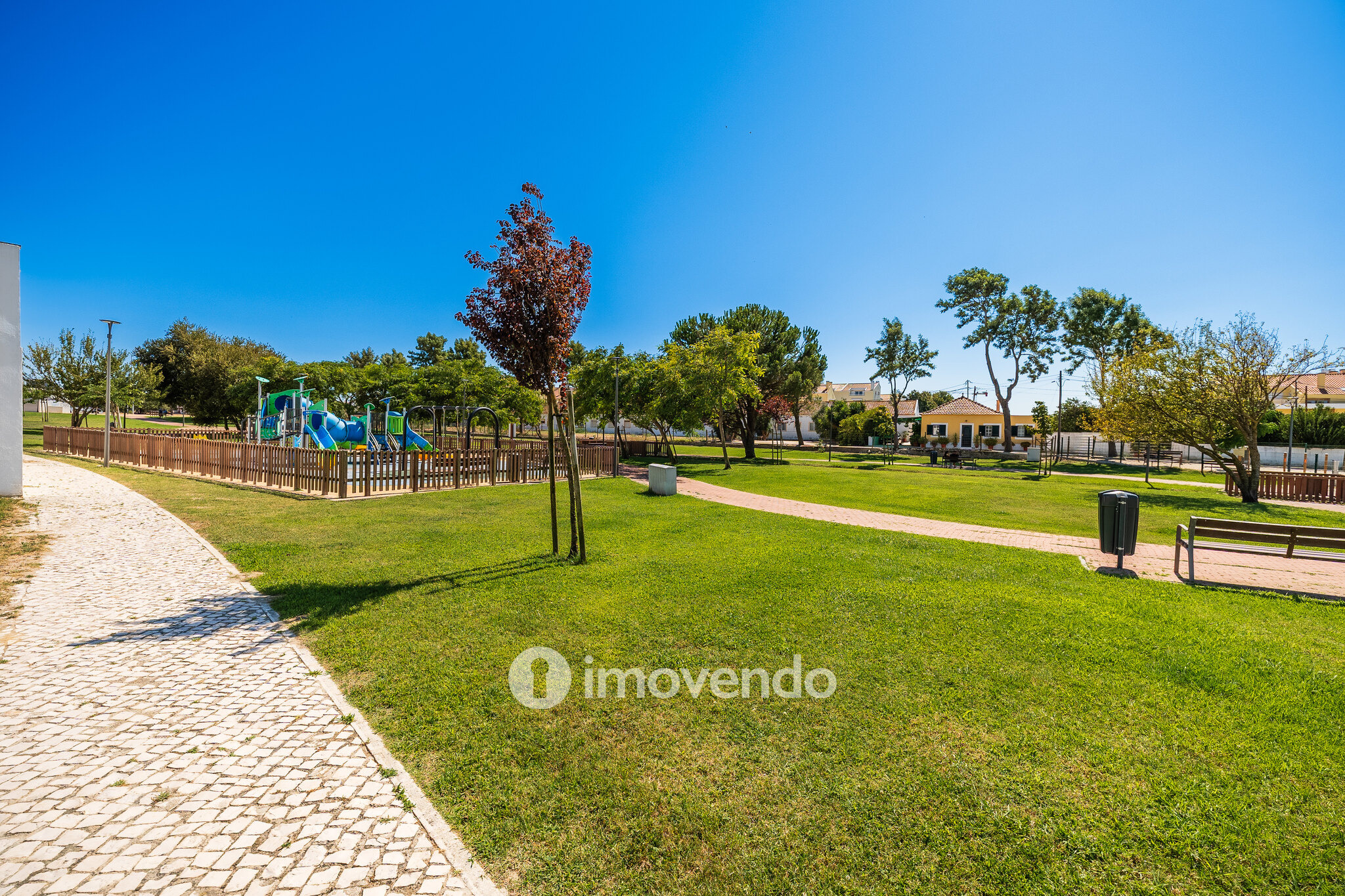 Moradia T3+1 moderna, com garagem e áreas amplas, em Alcochete