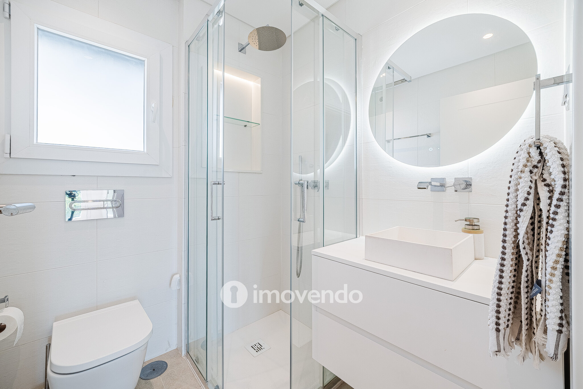Moradia T3+1 moderna, com garagem e áreas amplas, em Alcochete