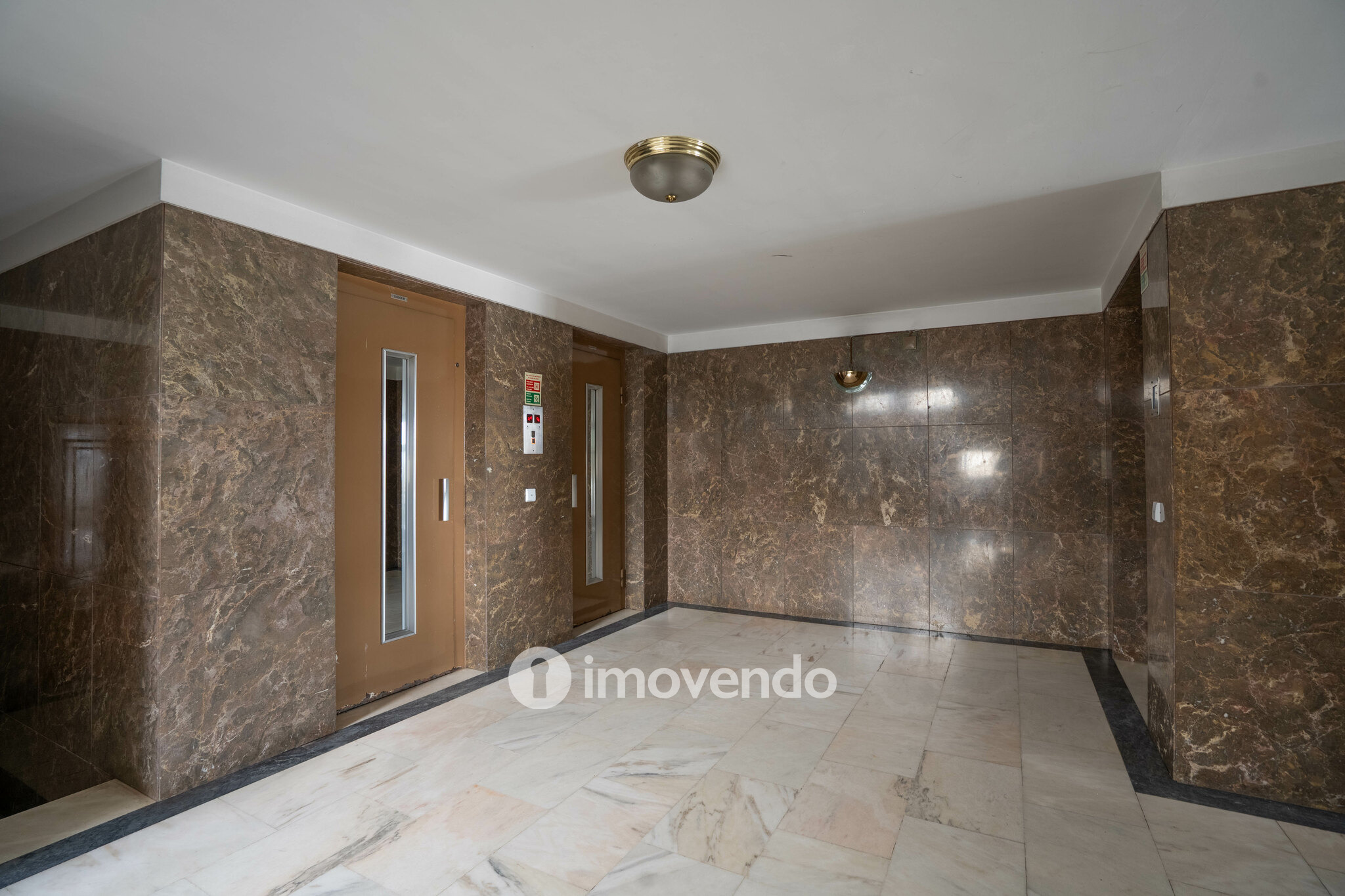 Apartamento T4 exclusivo, com estacionamento, na Lapa, Porto