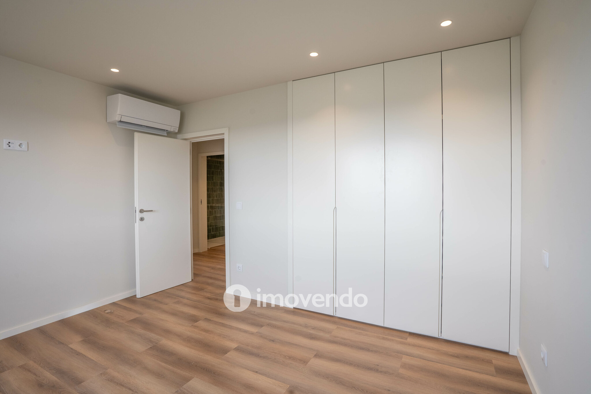 Apartamento T4 exclusivo, com estacionamento, na Lapa, Porto
