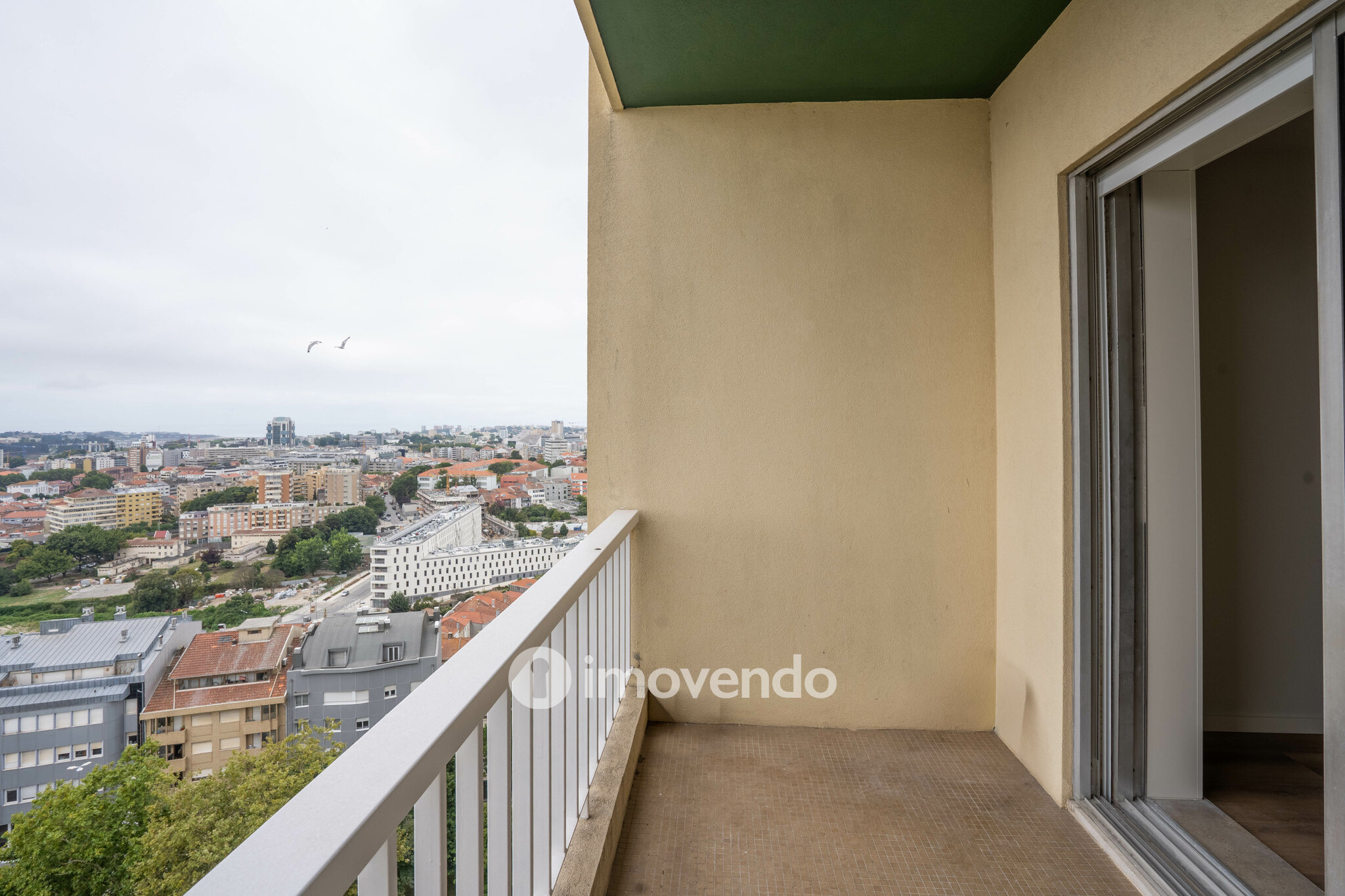 Apartamento T4 exclusivo, com estacionamento, na Lapa, Porto