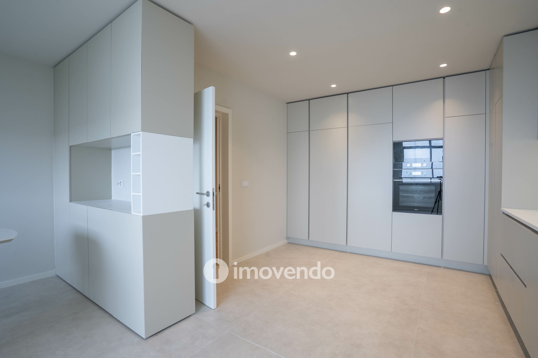 Apartamento T4 exclusivo, com estacionamento, na Lapa, Porto