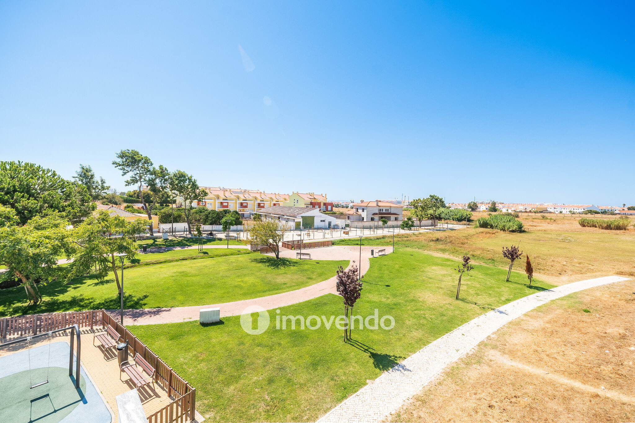 Moradia T3+1 moderna, com garagem e áreas amplas, em Alcochete