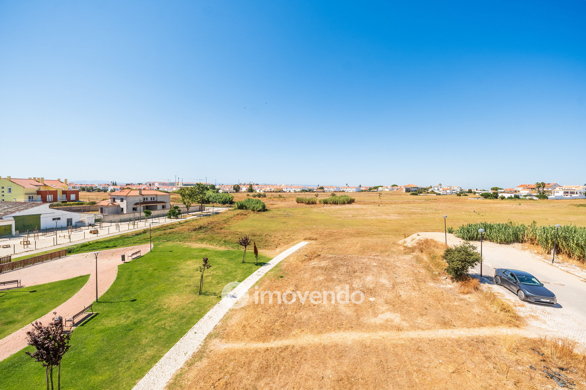 Moradia T3+1 moderna, com garagem e áreas amplas, em Alcochete