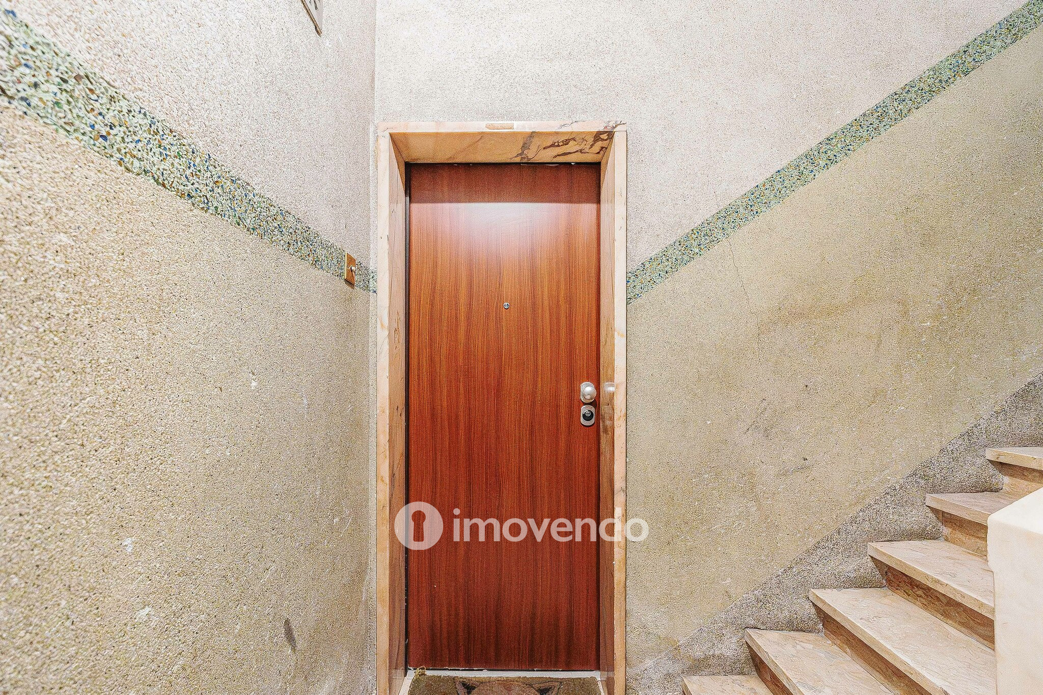 Apartamento T1+1, com logradouro grande, em Odivelas