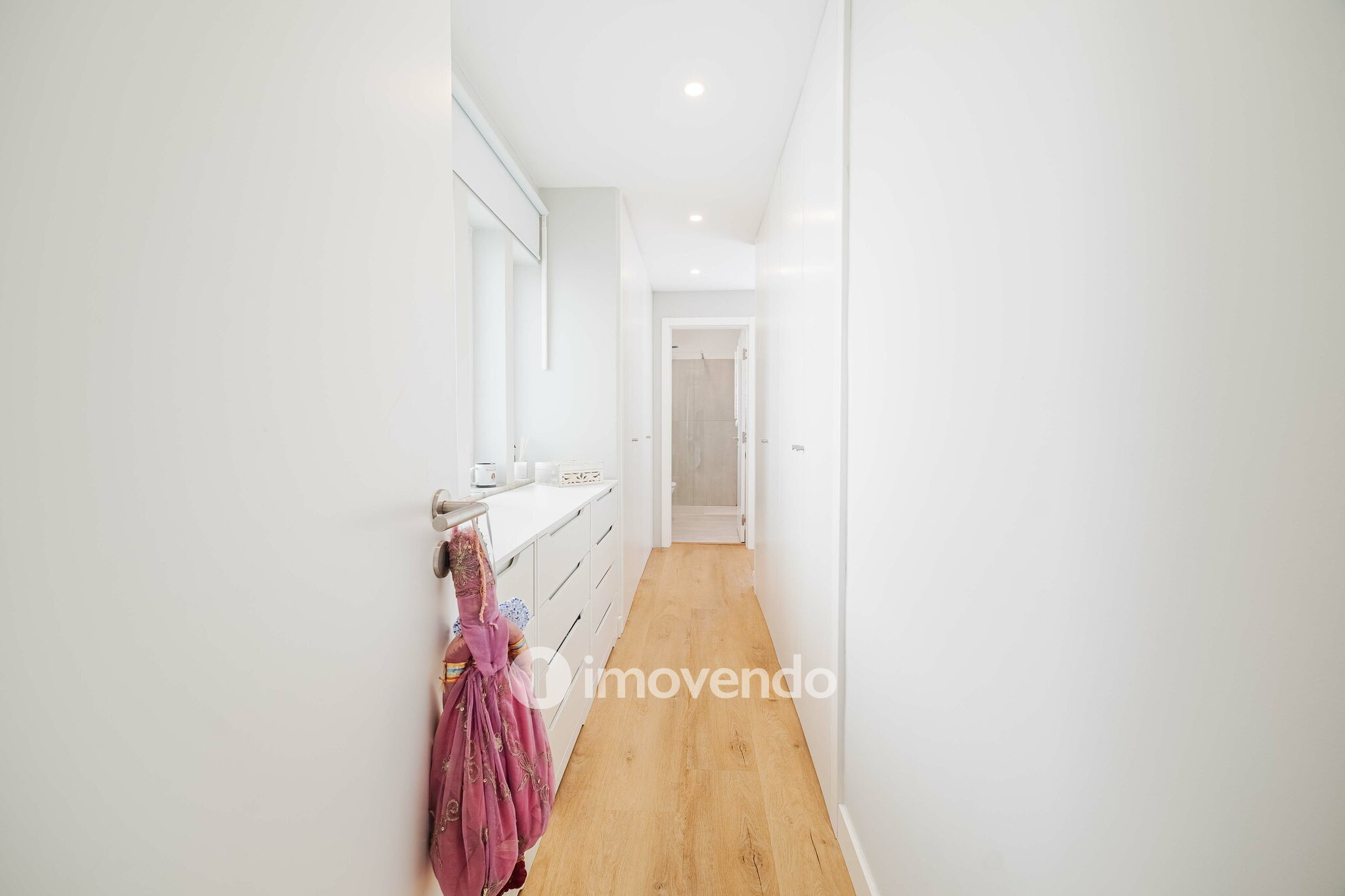 Moradia T4 remodelada, com áreas amplas, próximo da Praia da Parede