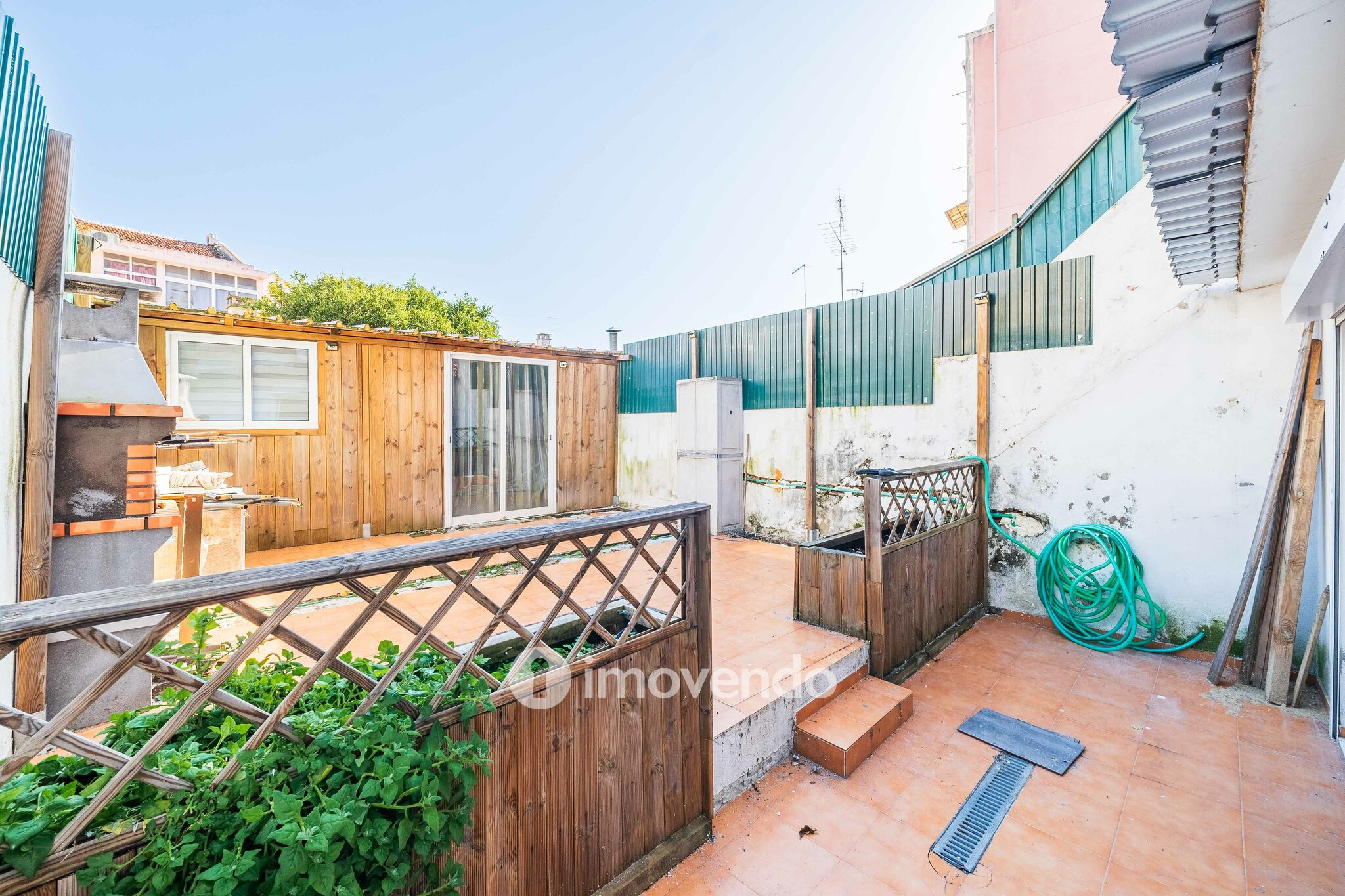 Apartamento T1+1, com logradouro grande, em Odivelas