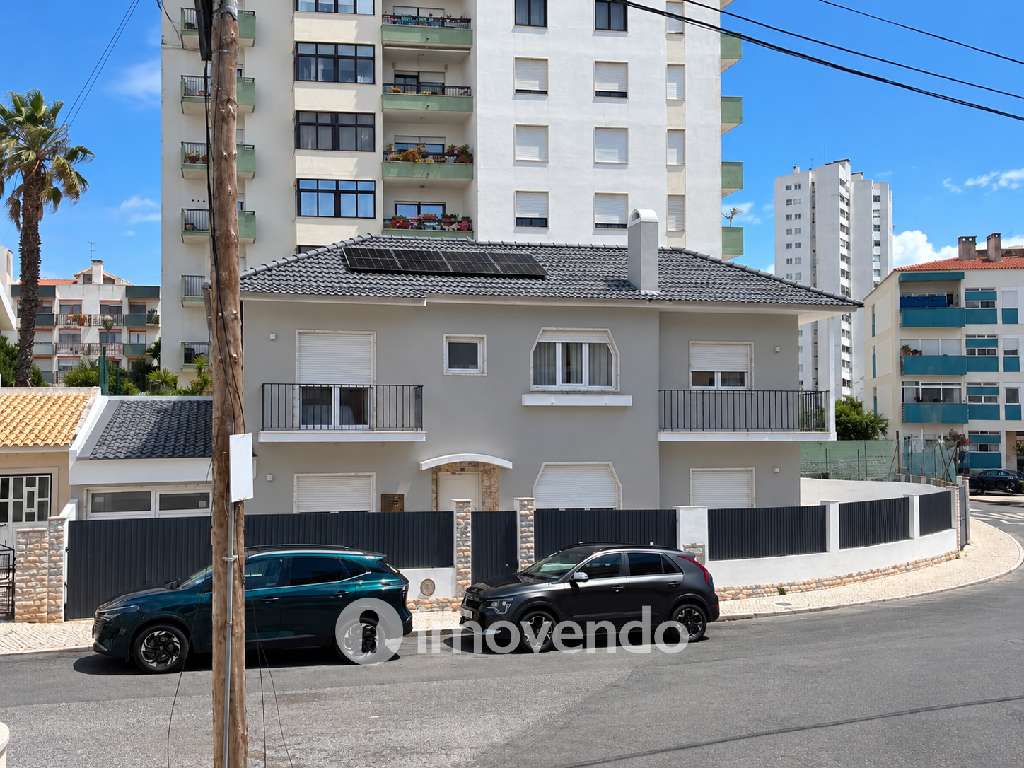 Moradia T4 remodelada, com áreas amplas, próximo da Praia da Parede