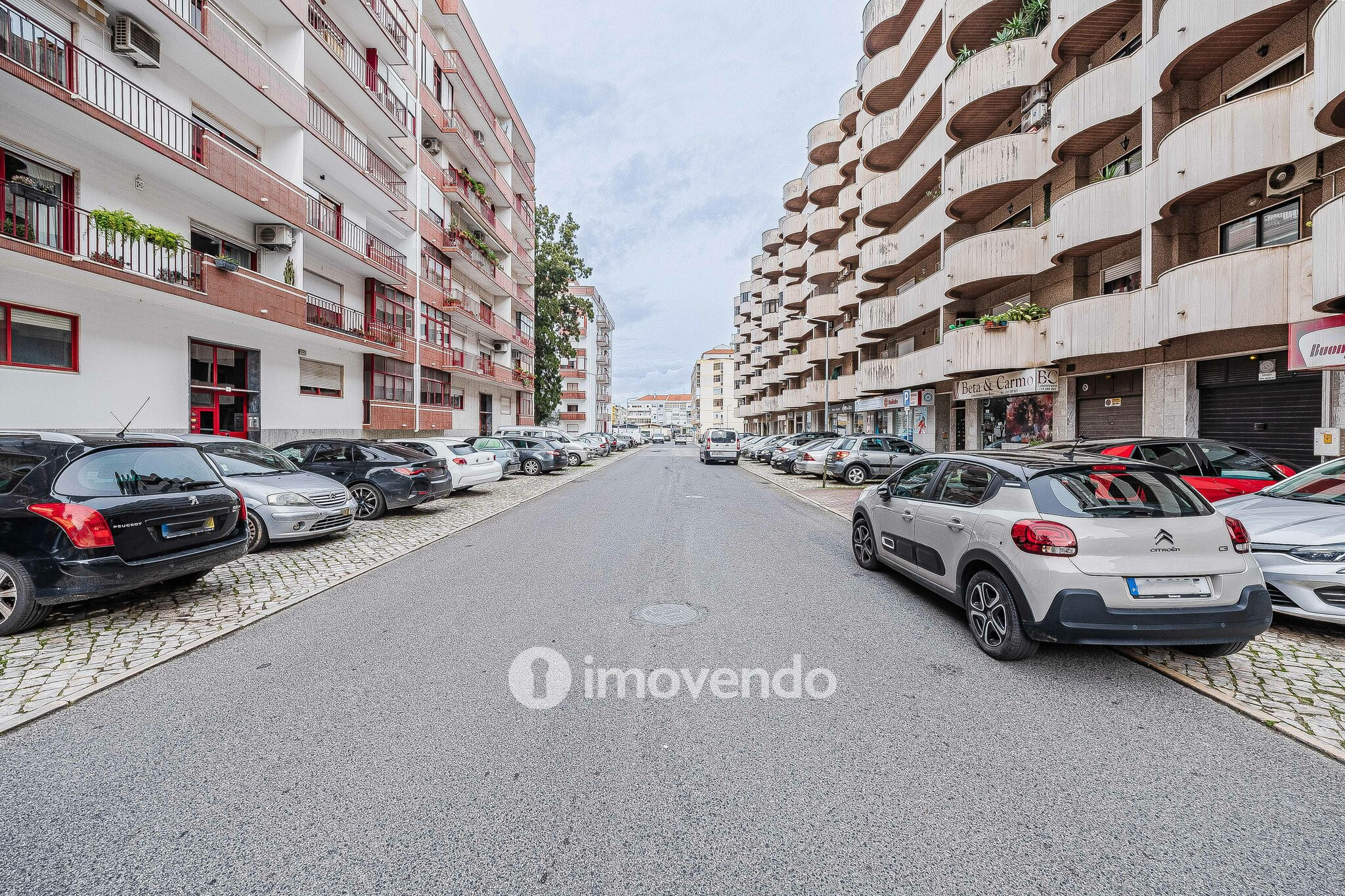 Apartamento T4 com garagem para duas viaturas, em Alverca