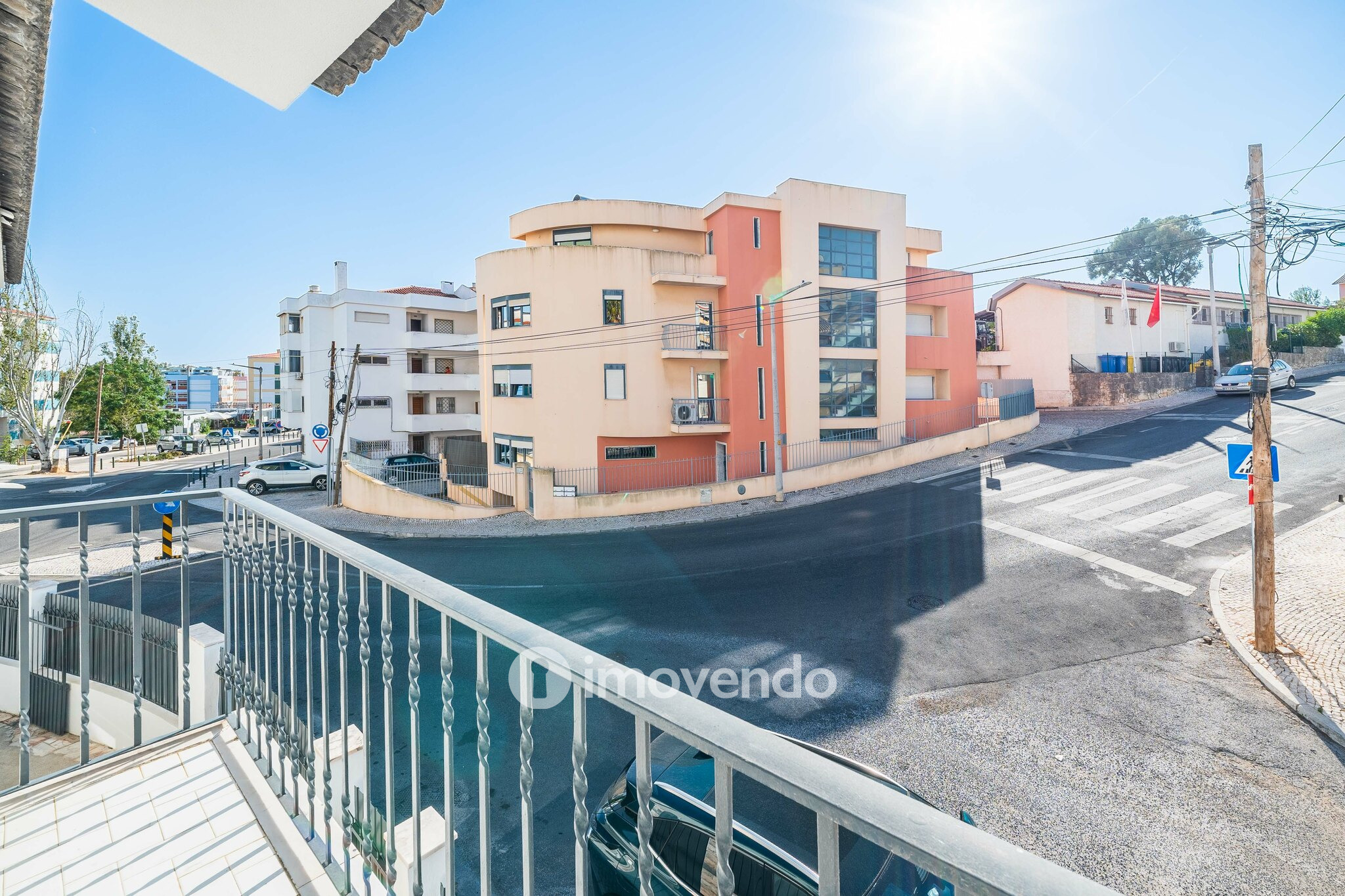 Moradia T4 remodelada, com áreas amplas, próximo da Praia da Parede