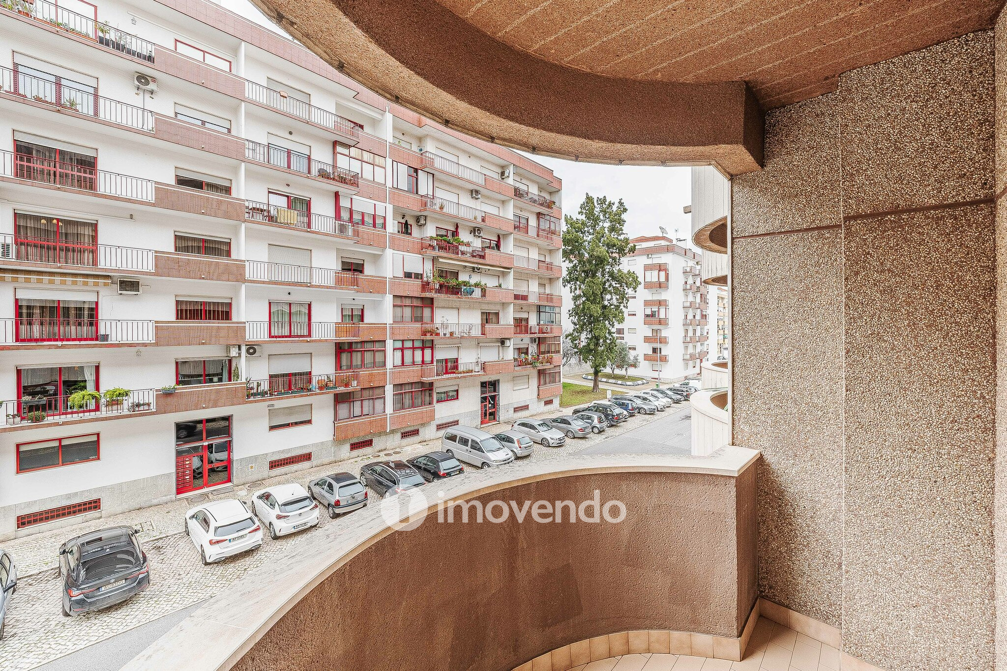 Apartamento T4 com garagem para duas viaturas, em Alverca