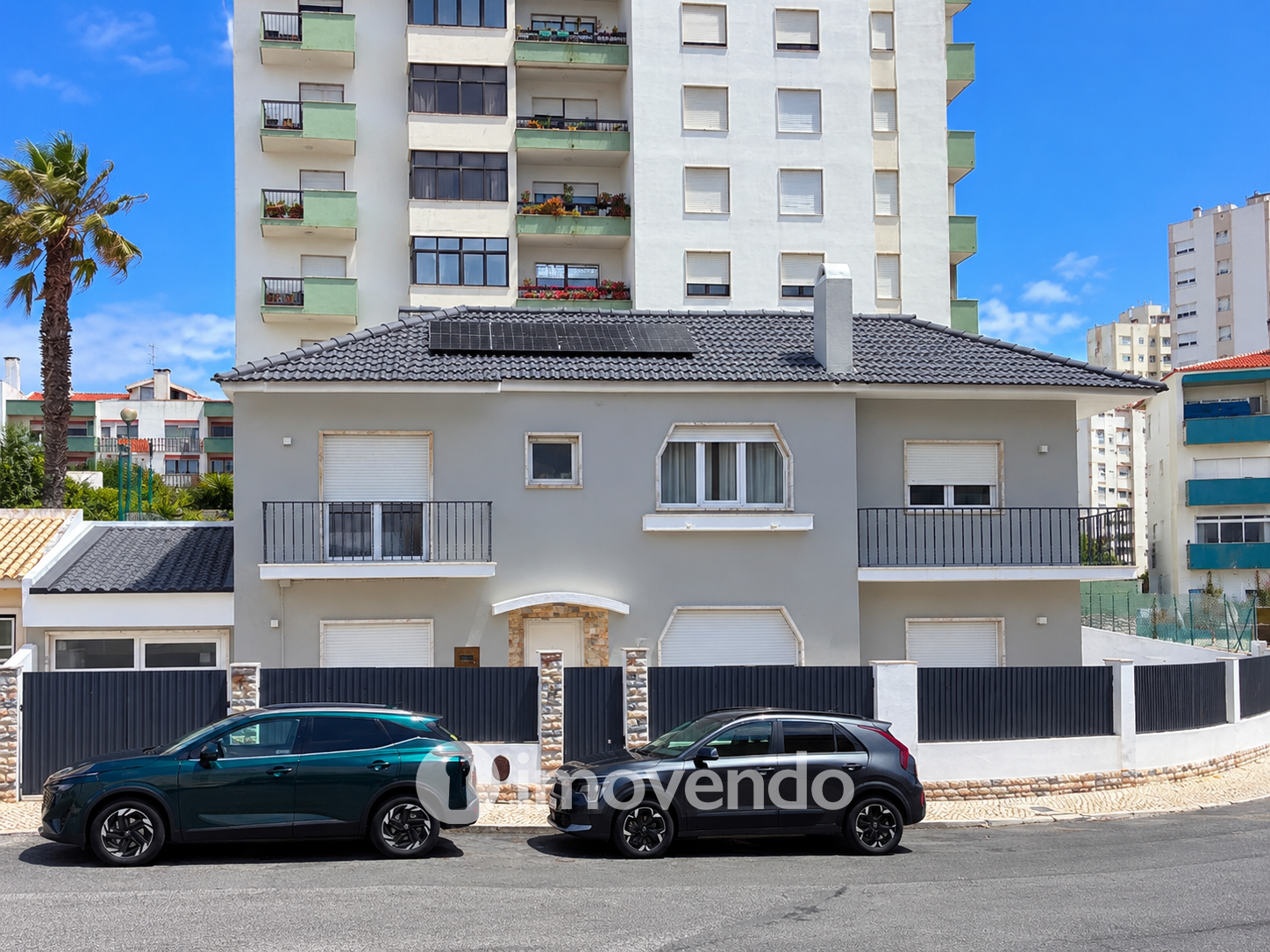 Moradia T4 remodelada, com áreas amplas, próximo da Praia da Parede