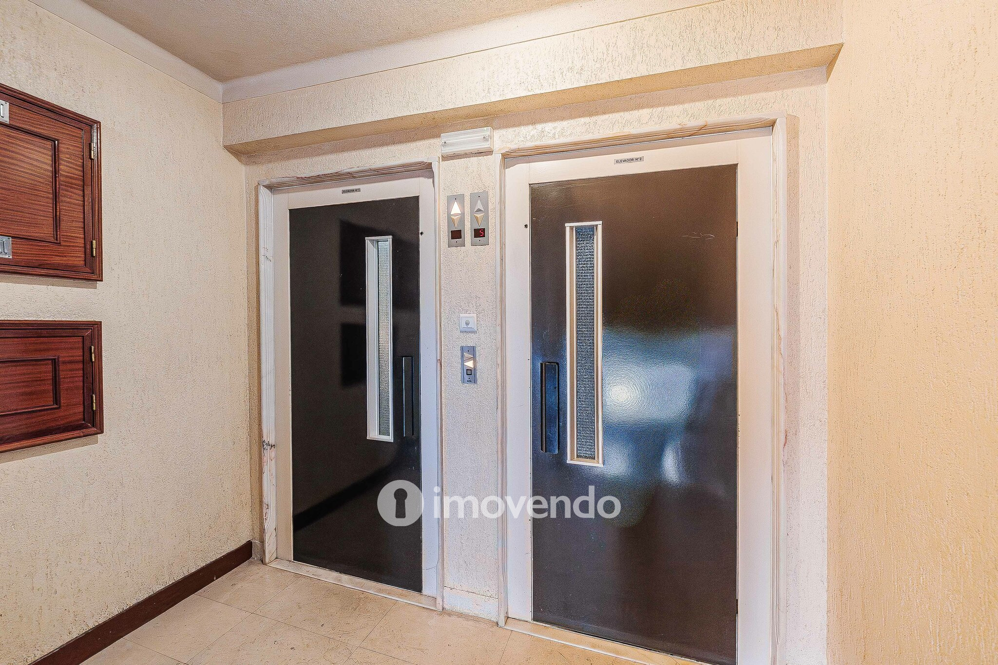 Apartamento T4 com garagem para duas viaturas, em Alverca