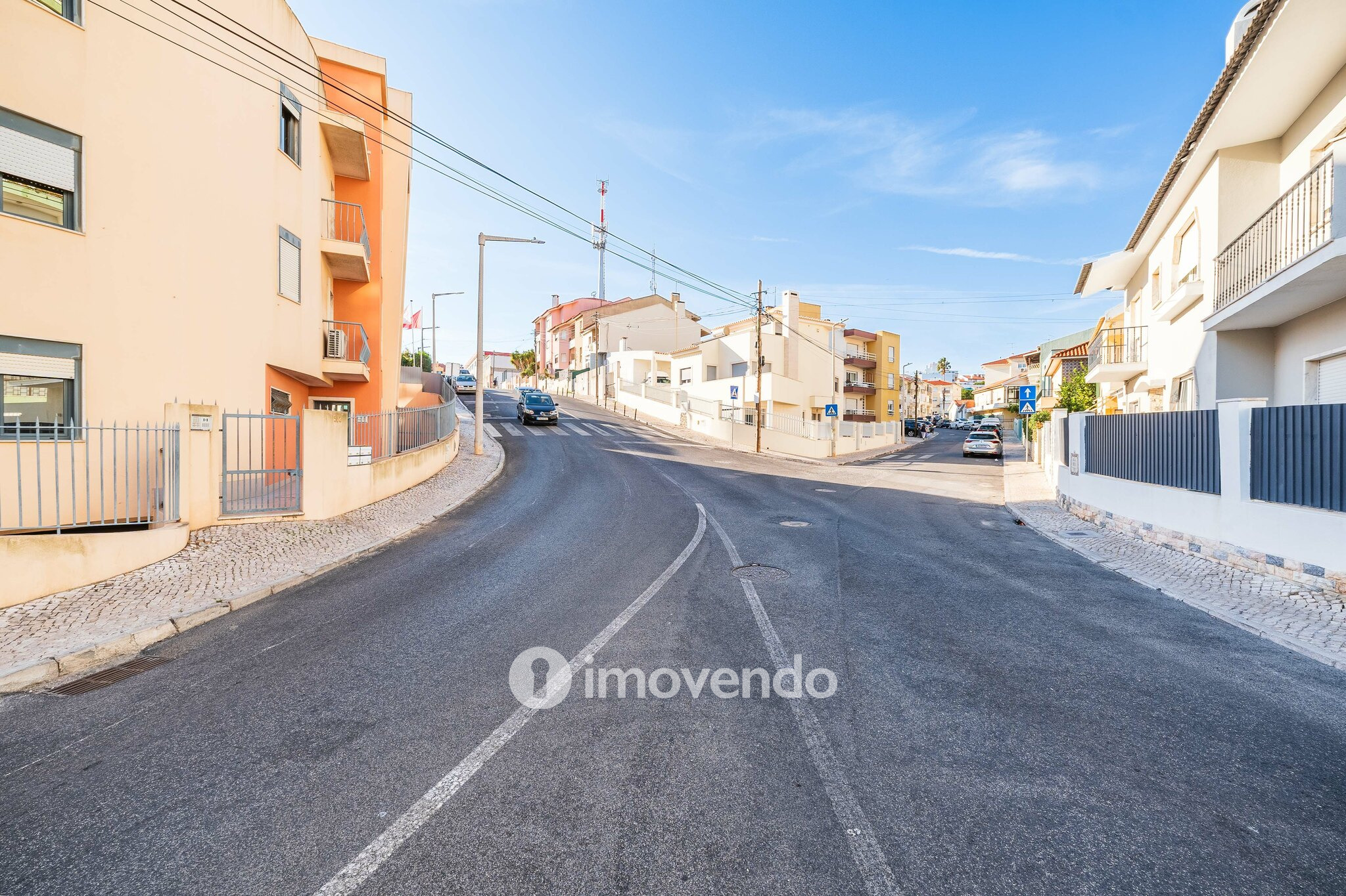 Moradia T4 remodelada, com áreas amplas, próximo da Praia da Parede