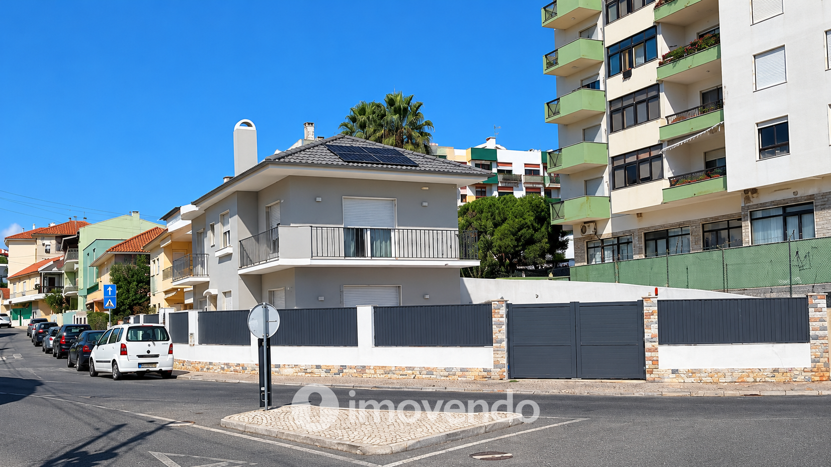 Moradia T4 remodelada, com áreas amplas, próximo da Praia da Parede