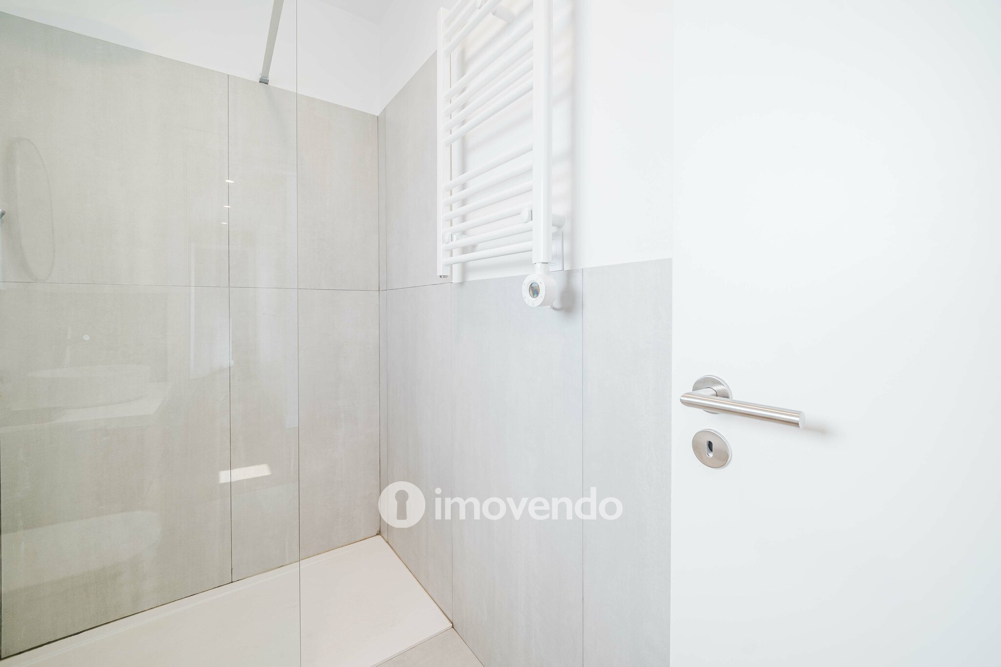 Moradia T4 remodelada, com áreas amplas, próximo da Praia da Parede