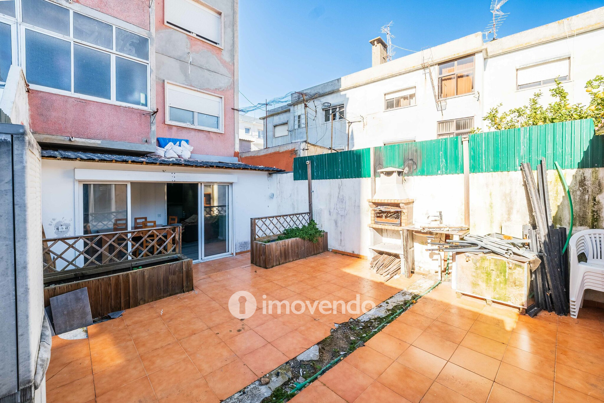 Apartamento T1+1, com logradouro grande, em Odivelas