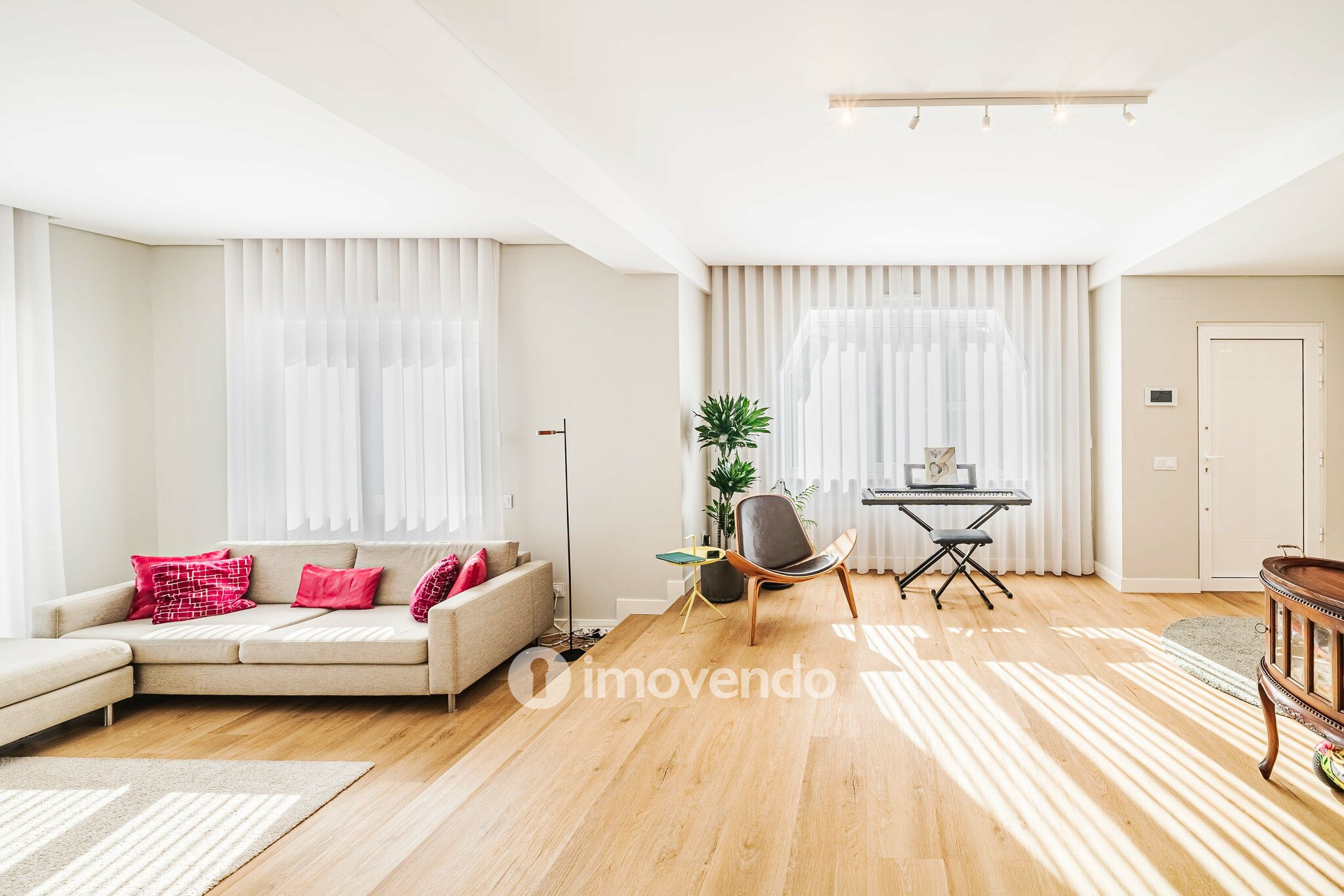 Moradia T4 remodelada, com áreas amplas, próximo da Praia da Parede