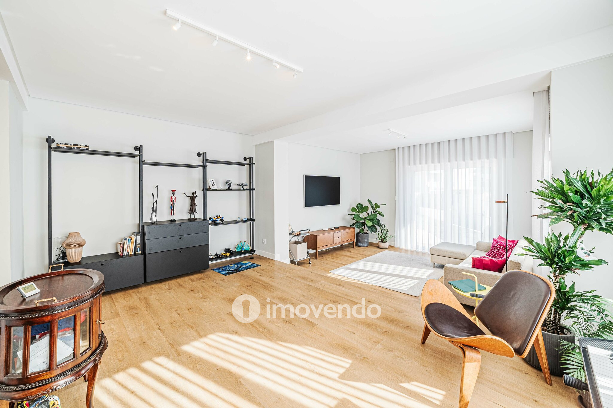 Moradia T4 remodelada, com áreas amplas, próximo da Praia da Parede