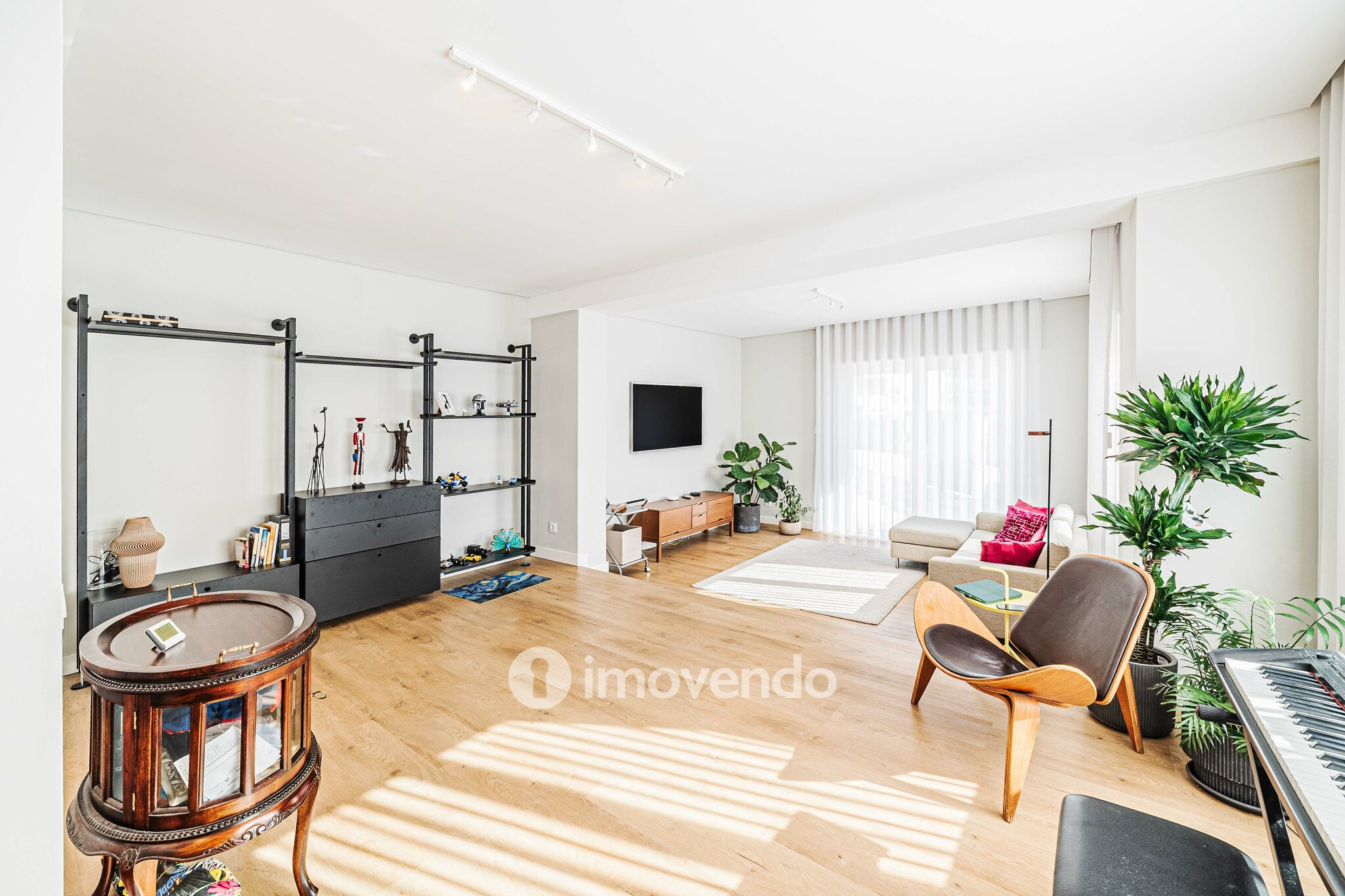 Moradia T4 remodelada, com áreas amplas, próximo da Praia da Parede
