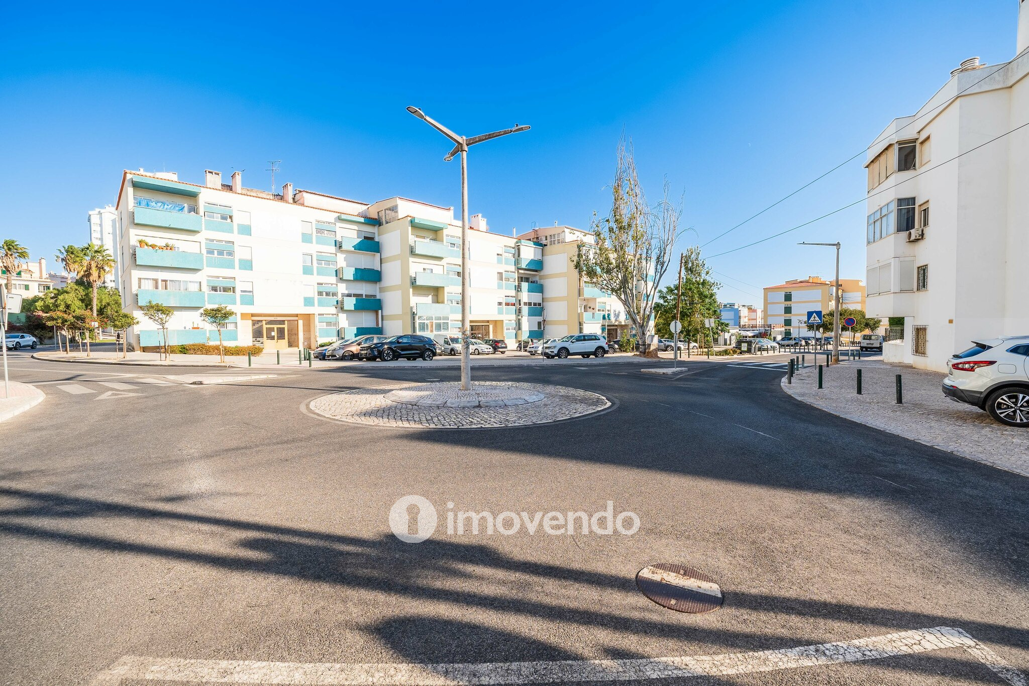 Moradia T4 remodelada, com áreas amplas, próximo da Praia da Parede