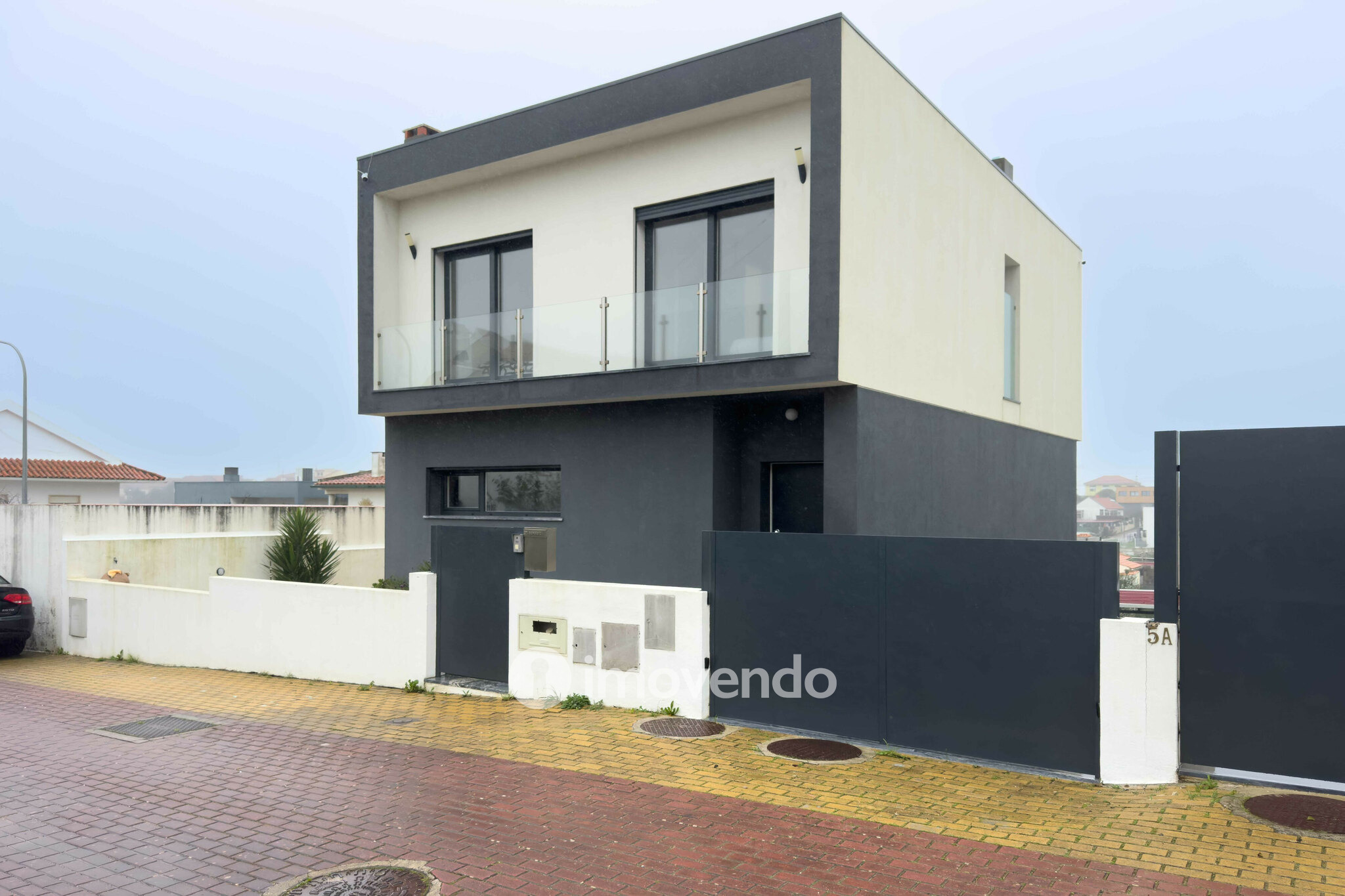 Moradia T3+1 moderna e exclusiva, com garagem e jardim, em Porto Salvo