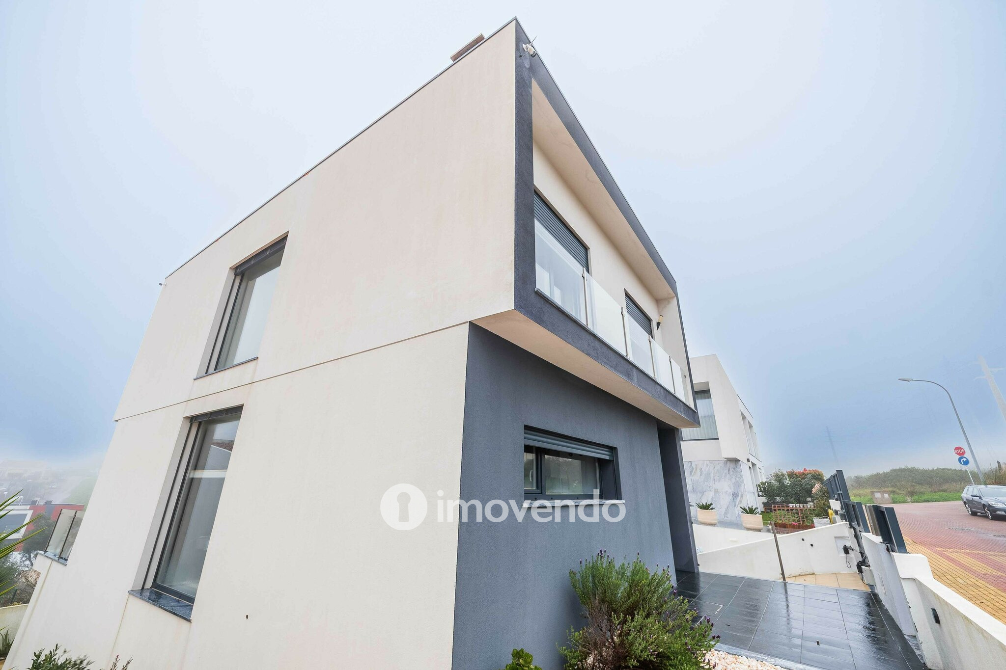 Moradia T3+1 moderna e exclusiva, com garagem e jardim, em Porto Salvo
