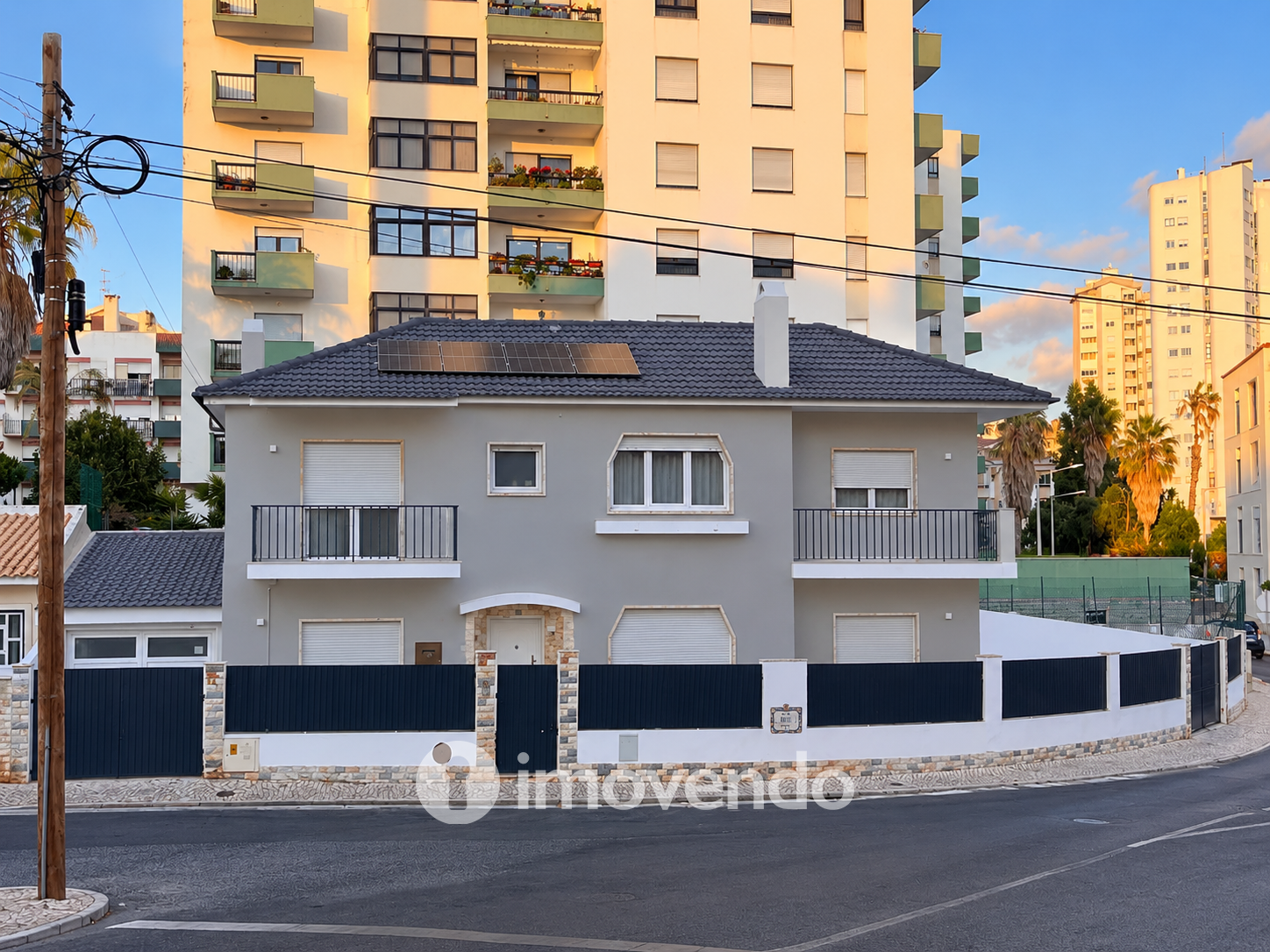 Moradia T4 remodelada, com áreas amplas, próximo da Praia da Parede
