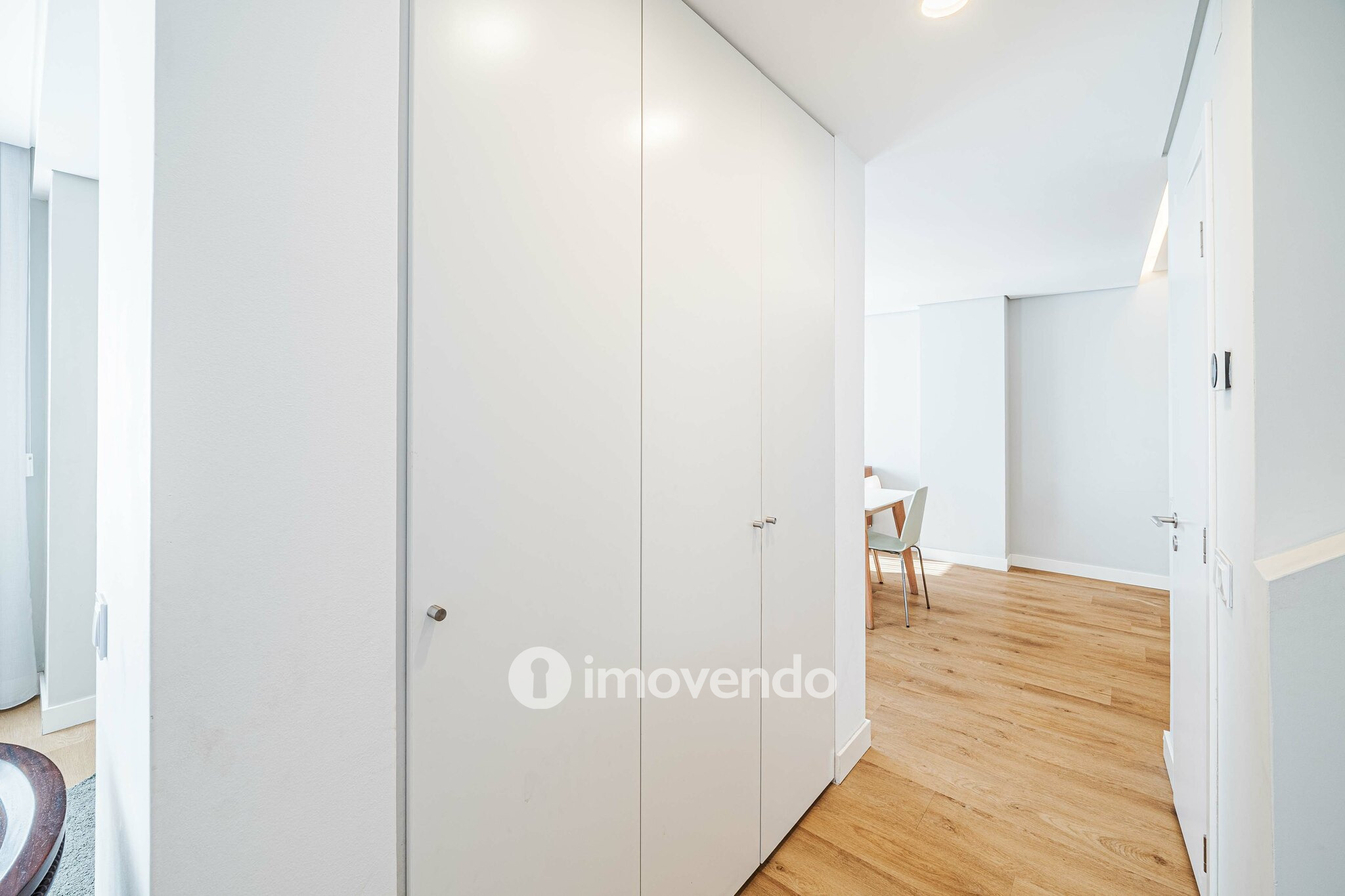 Moradia T4 remodelada, com áreas amplas, próximo da Praia da Parede