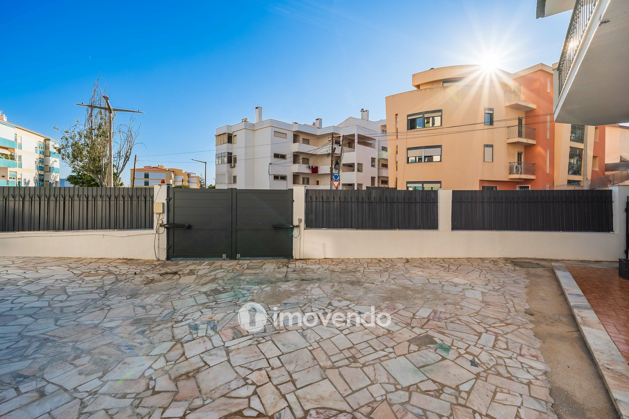 Moradia T4 remodelada, com áreas amplas, próximo da Praia da Parede