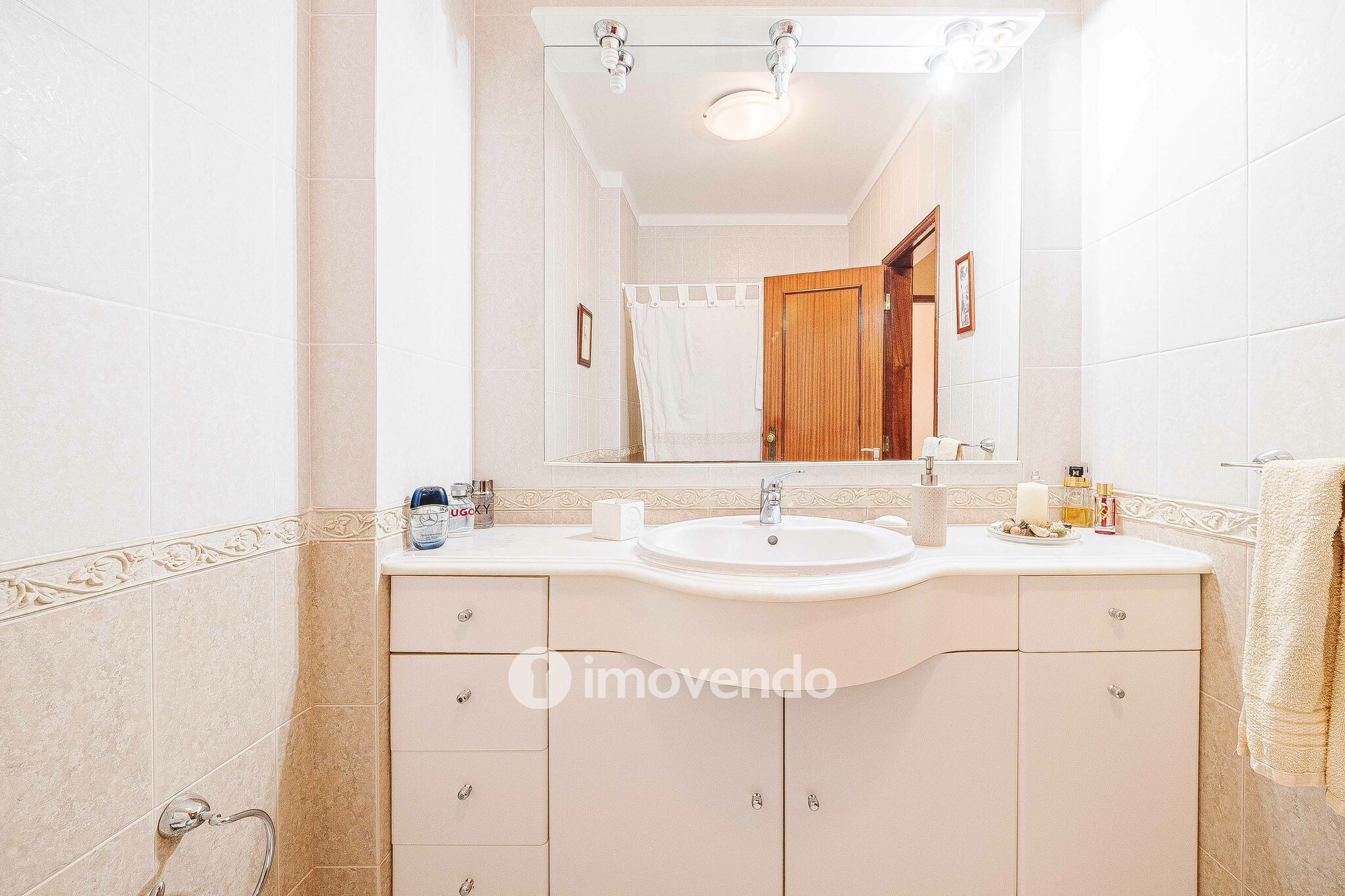 Apartamento T4 com garagem para duas viaturas, em Alverca