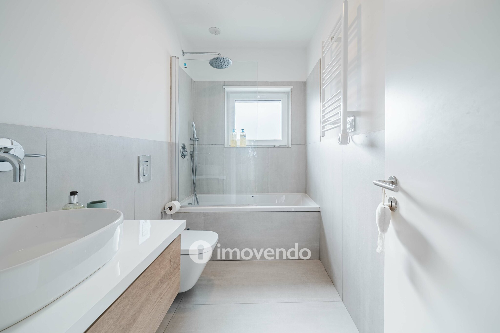 Moradia T4 remodelada, com áreas amplas, próximo da Praia da Parede