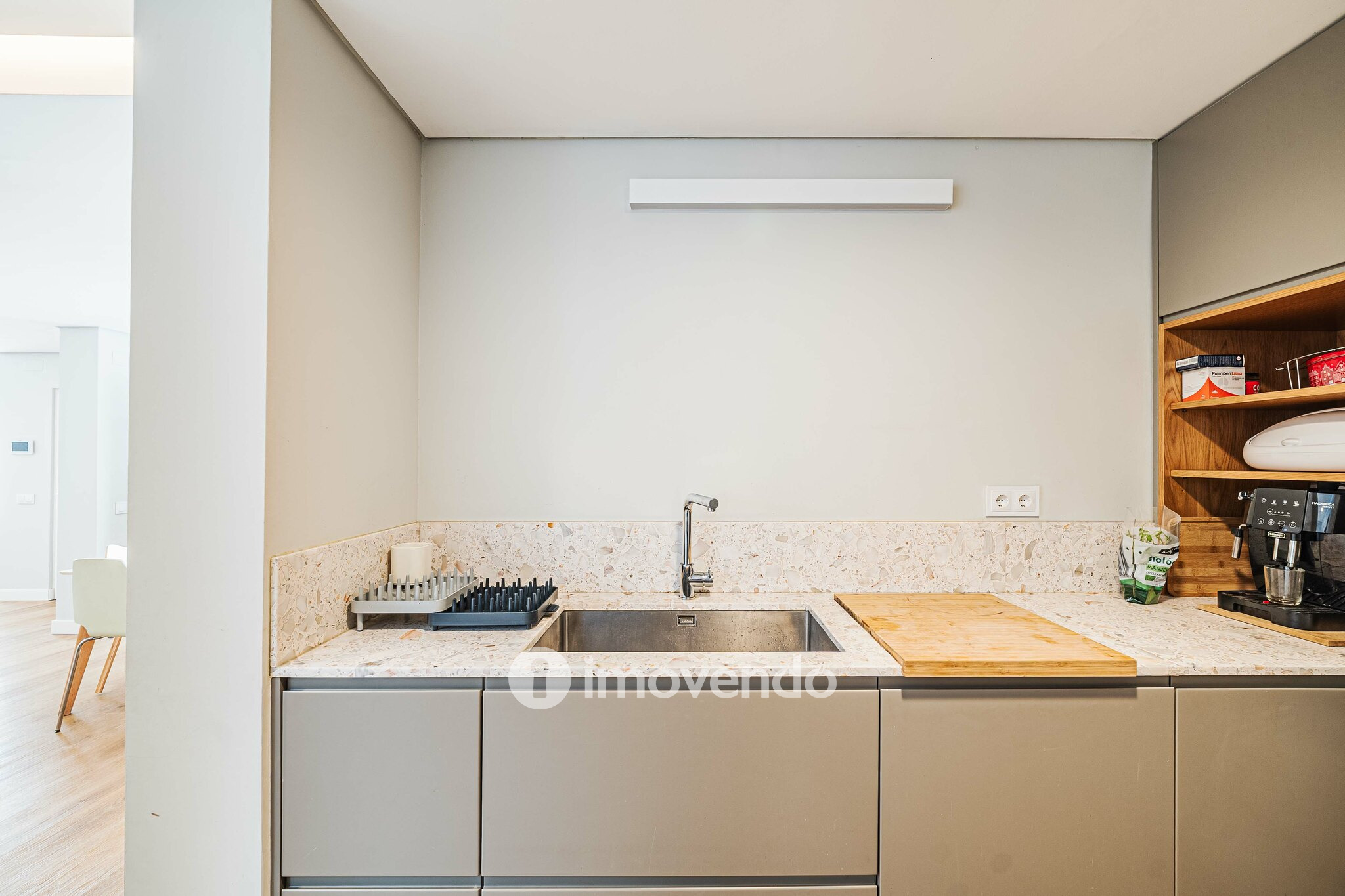 Moradia T4 remodelada, com áreas amplas, próximo da Praia da Parede