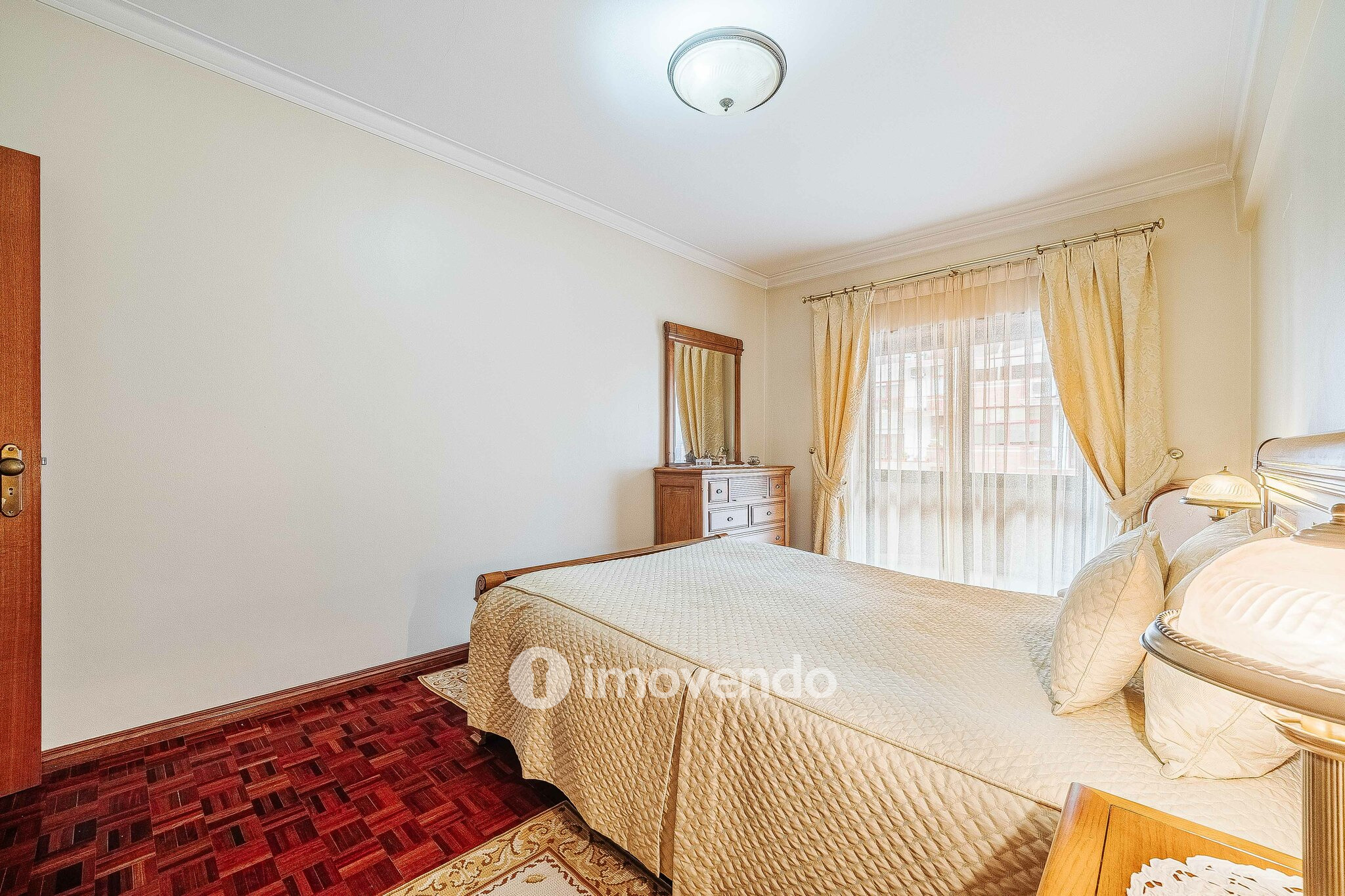 Apartamento T4 com garagem para duas viaturas, em Alverca