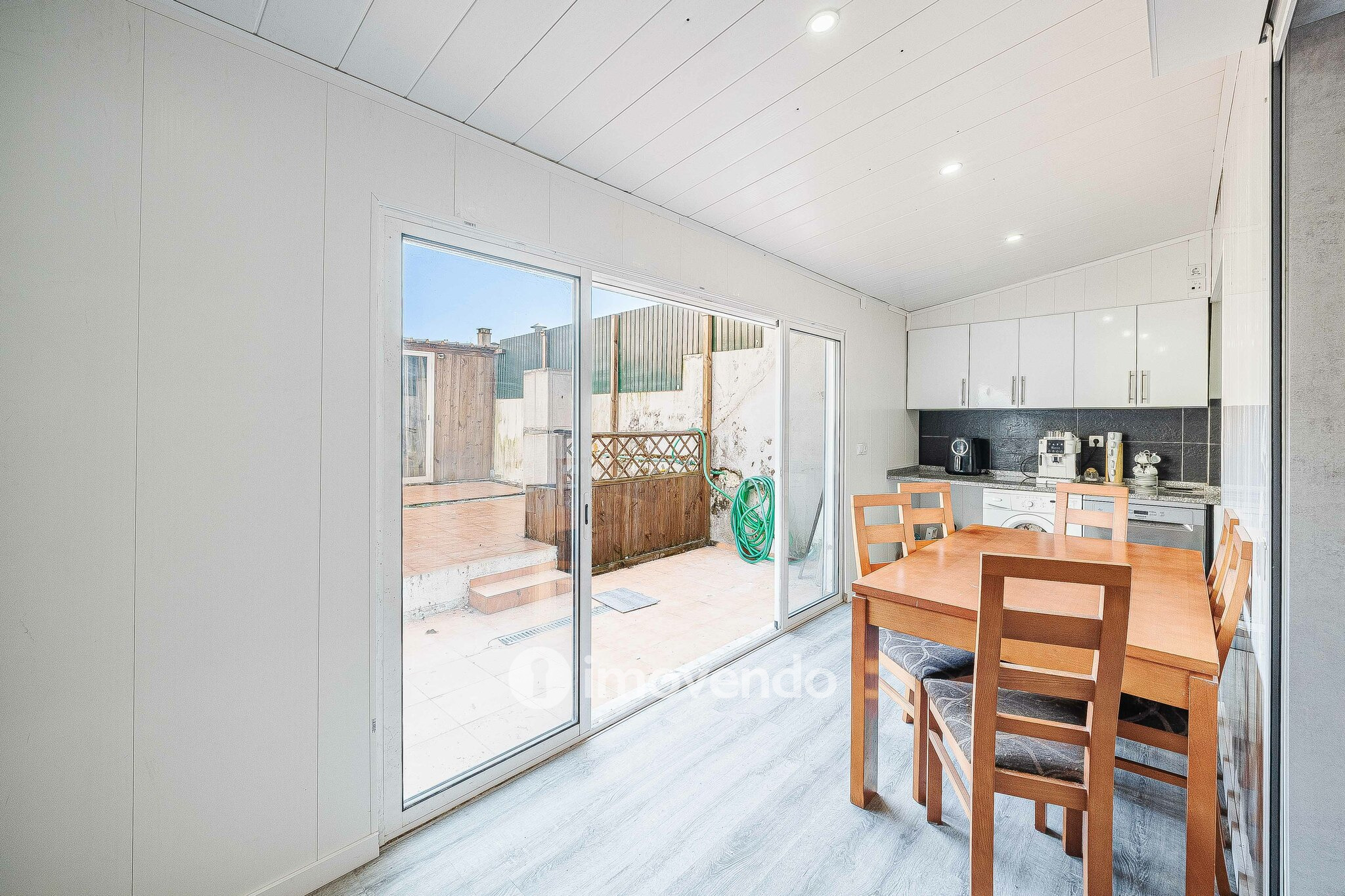 Apartamento T1+1, com logradouro grande, em Odivelas