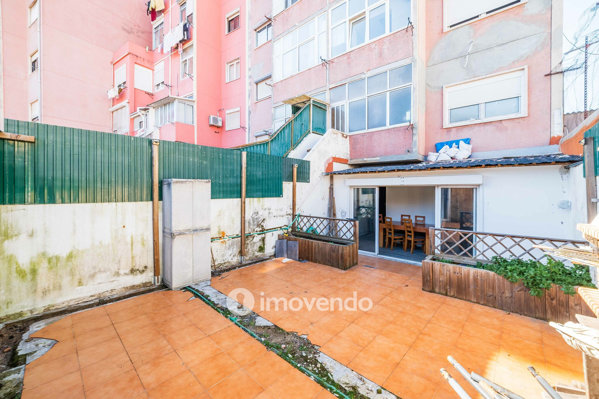 Apartamento T1+1, com logradouro grande, em Odivelas