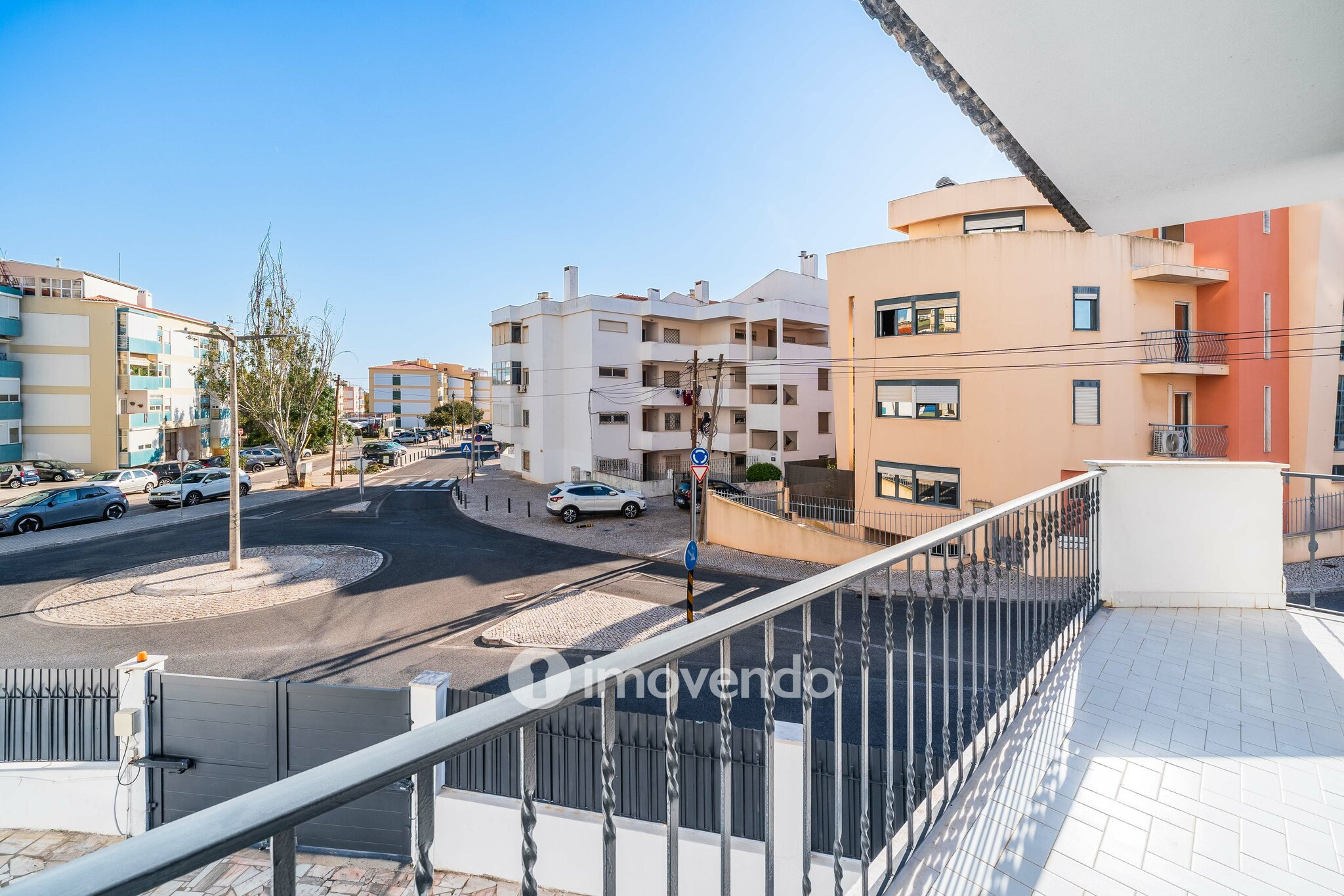 Moradia T4 remodelada, com áreas amplas, próximo da Praia da Parede