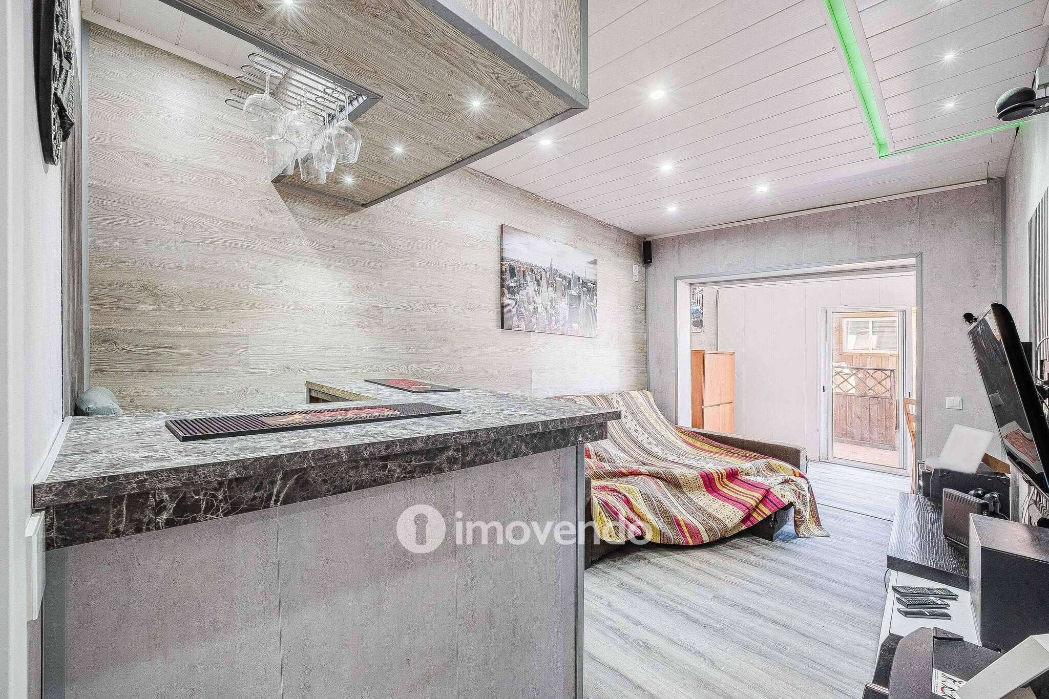 Apartamento T1+1, com logradouro grande, em Odivelas