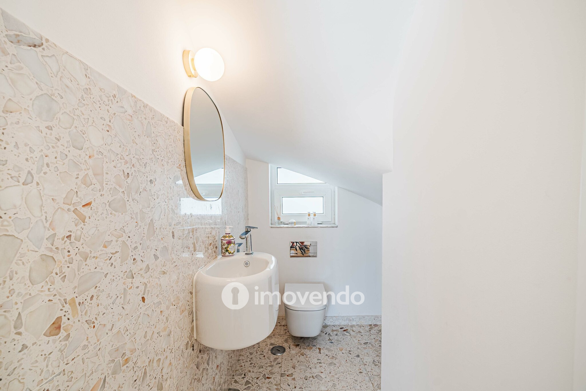 Moradia T4 remodelada, com áreas amplas, próximo da Praia da Parede