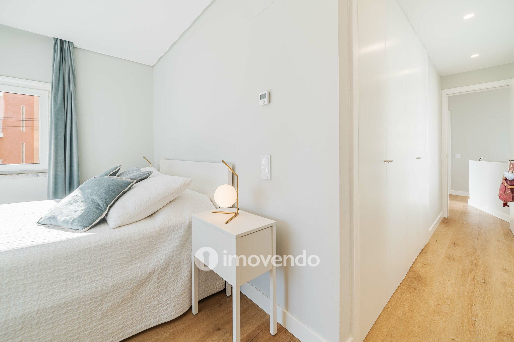 Moradia T4 remodelada, com áreas amplas, próximo da Praia da Parede