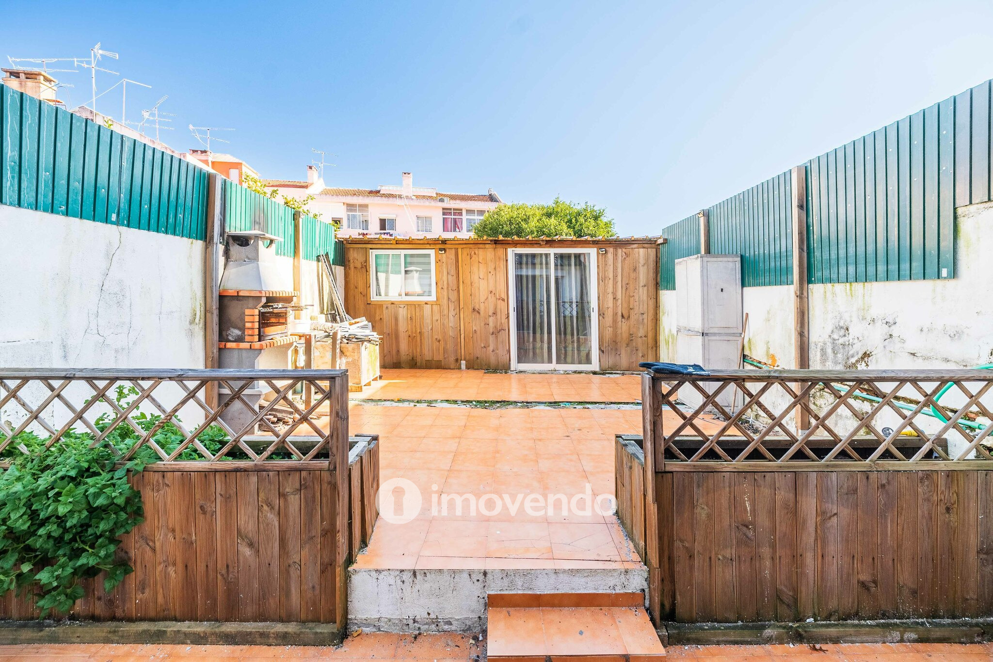 Apartamento T1+1, com logradouro grande, em Odivelas