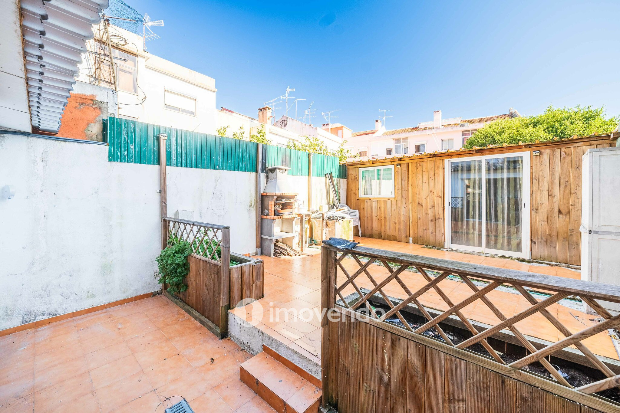 Apartamento T1+1, com logradouro grande, em Odivelas