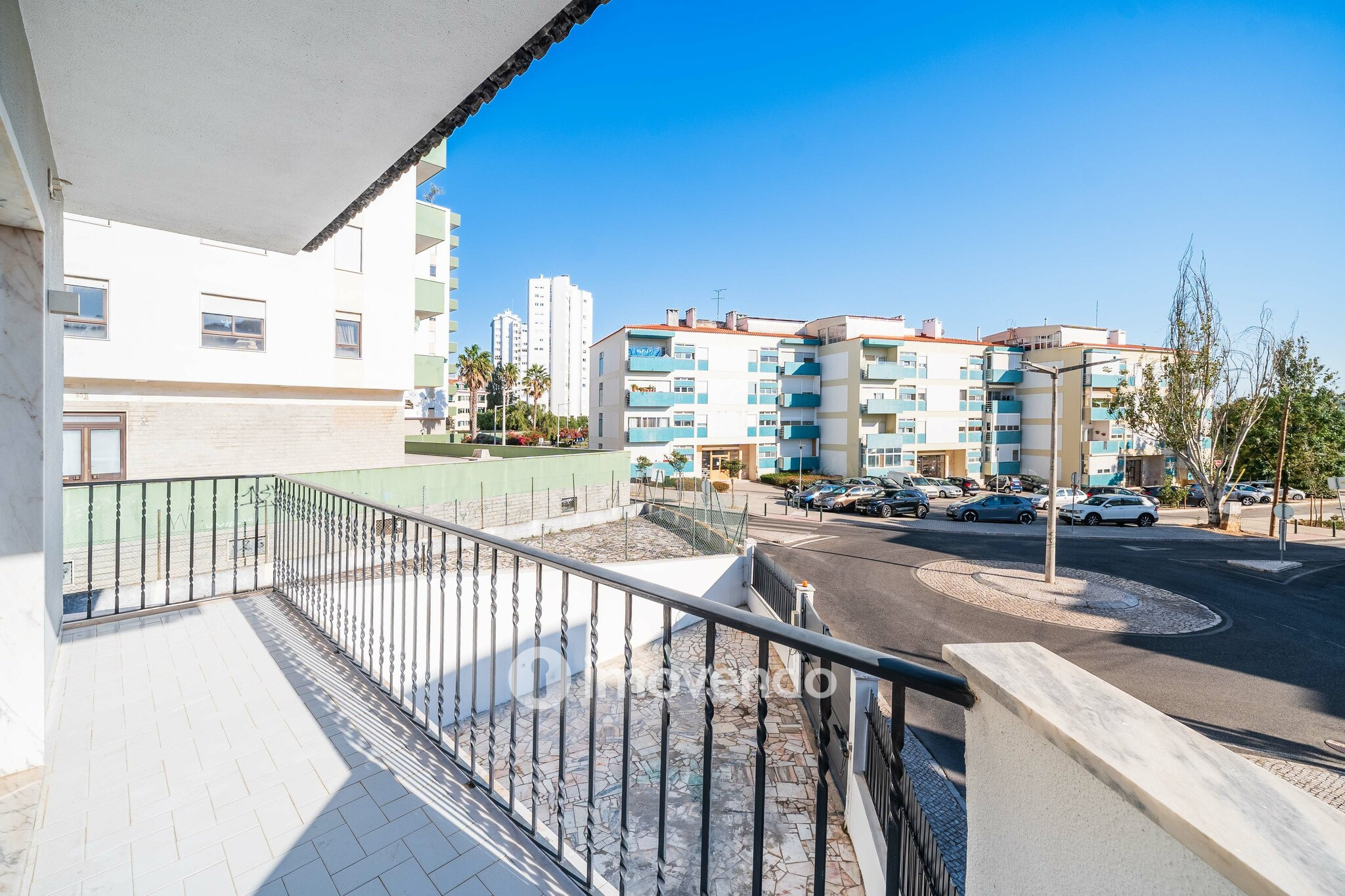 Moradia T4 remodelada, com áreas amplas, próximo da Praia da Parede