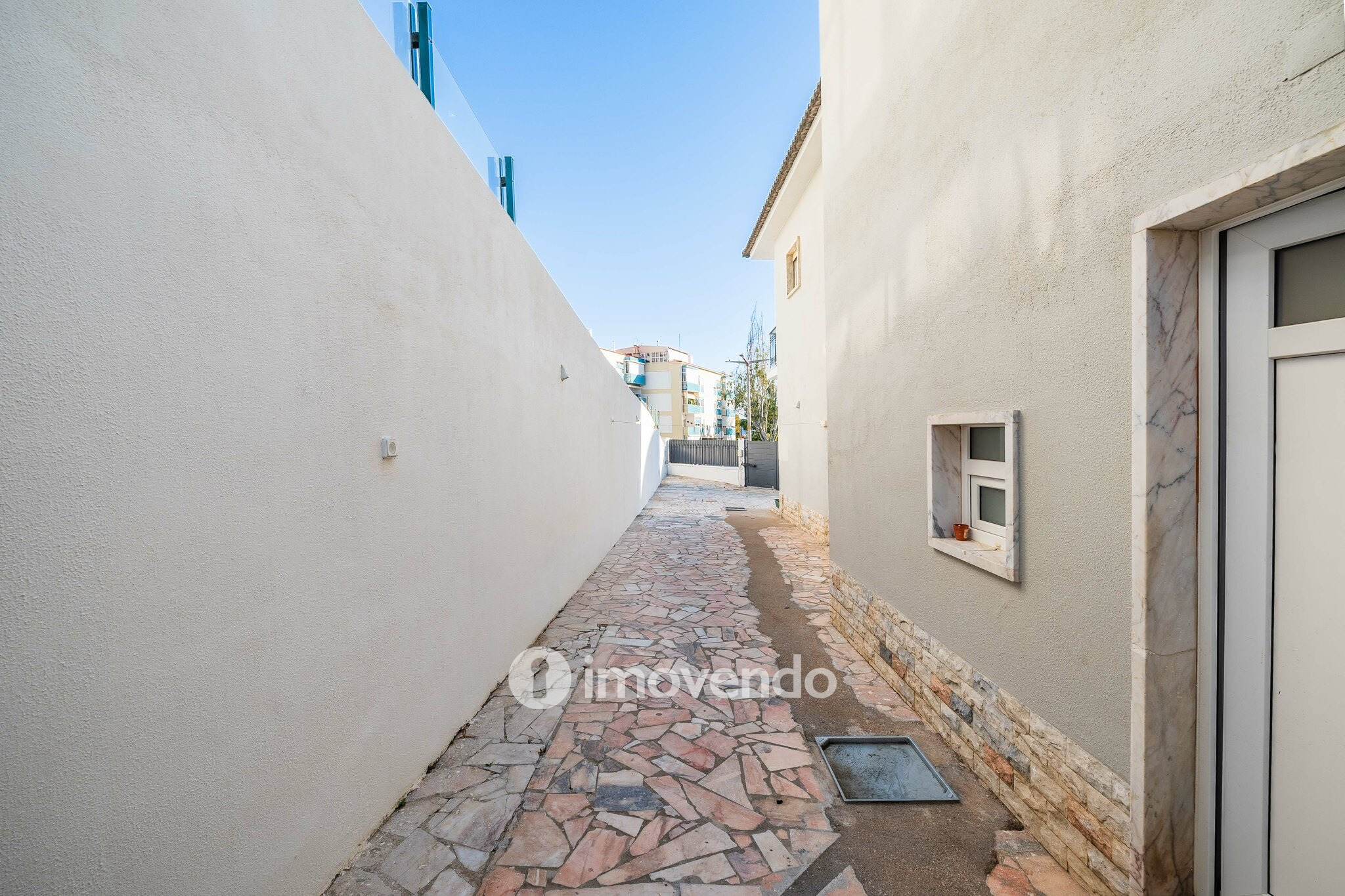 Moradia T4 remodelada, com áreas amplas, próximo da Praia da Parede