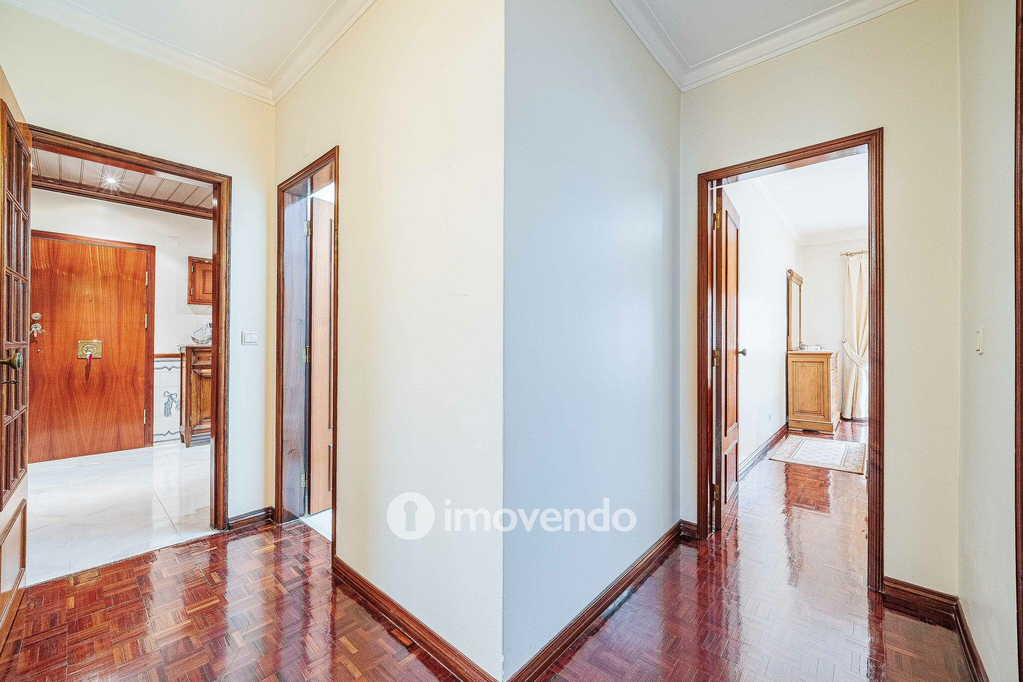 Apartamento T4 com garagem para duas viaturas, em Alverca