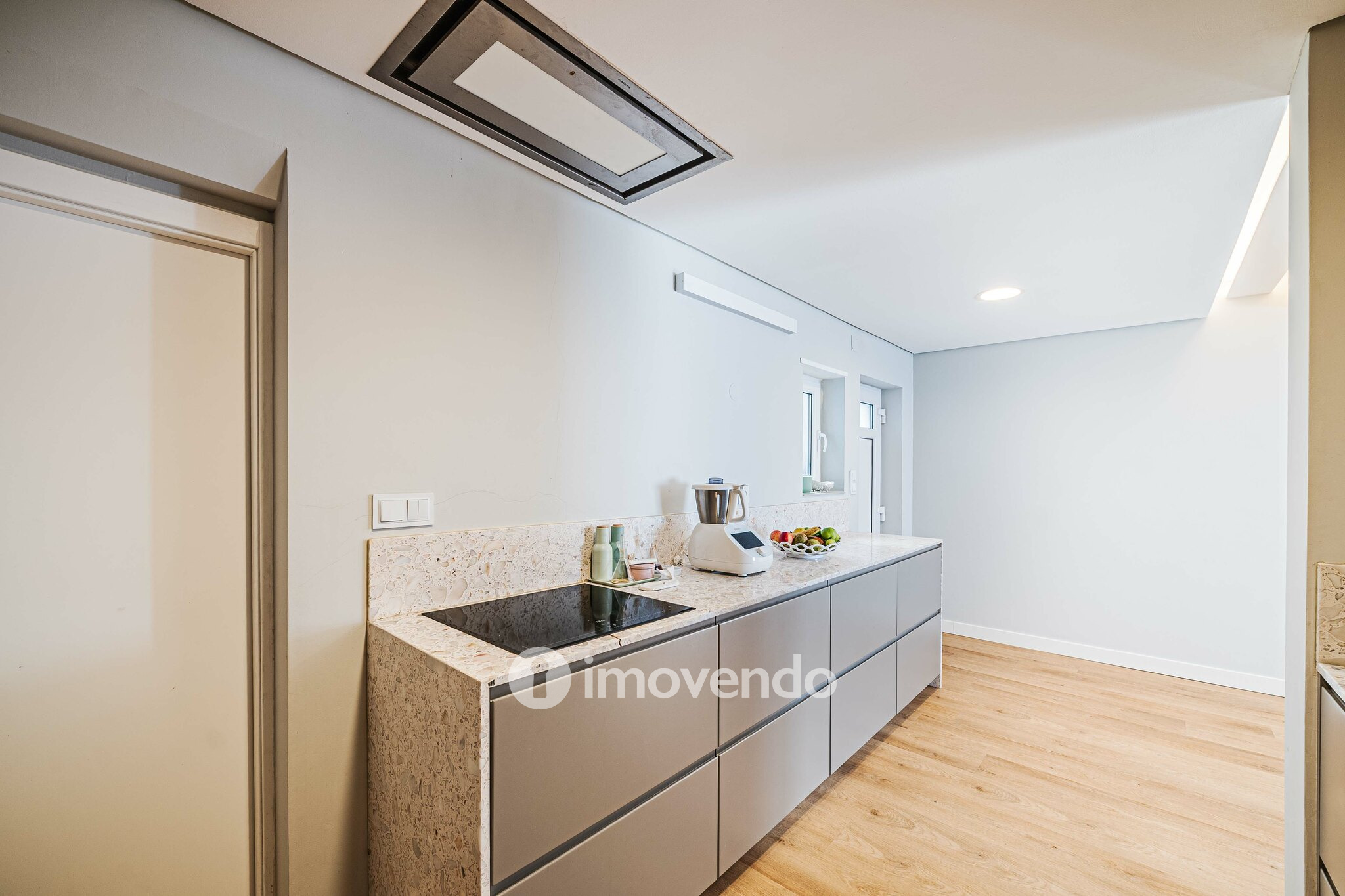 Moradia T4 remodelada, com áreas amplas, próximo da Praia da Parede