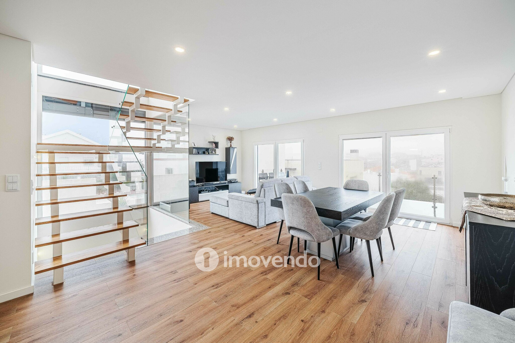 Moradia T3+1 moderna e exclusiva, com garagem e jardim, em Porto Salvo