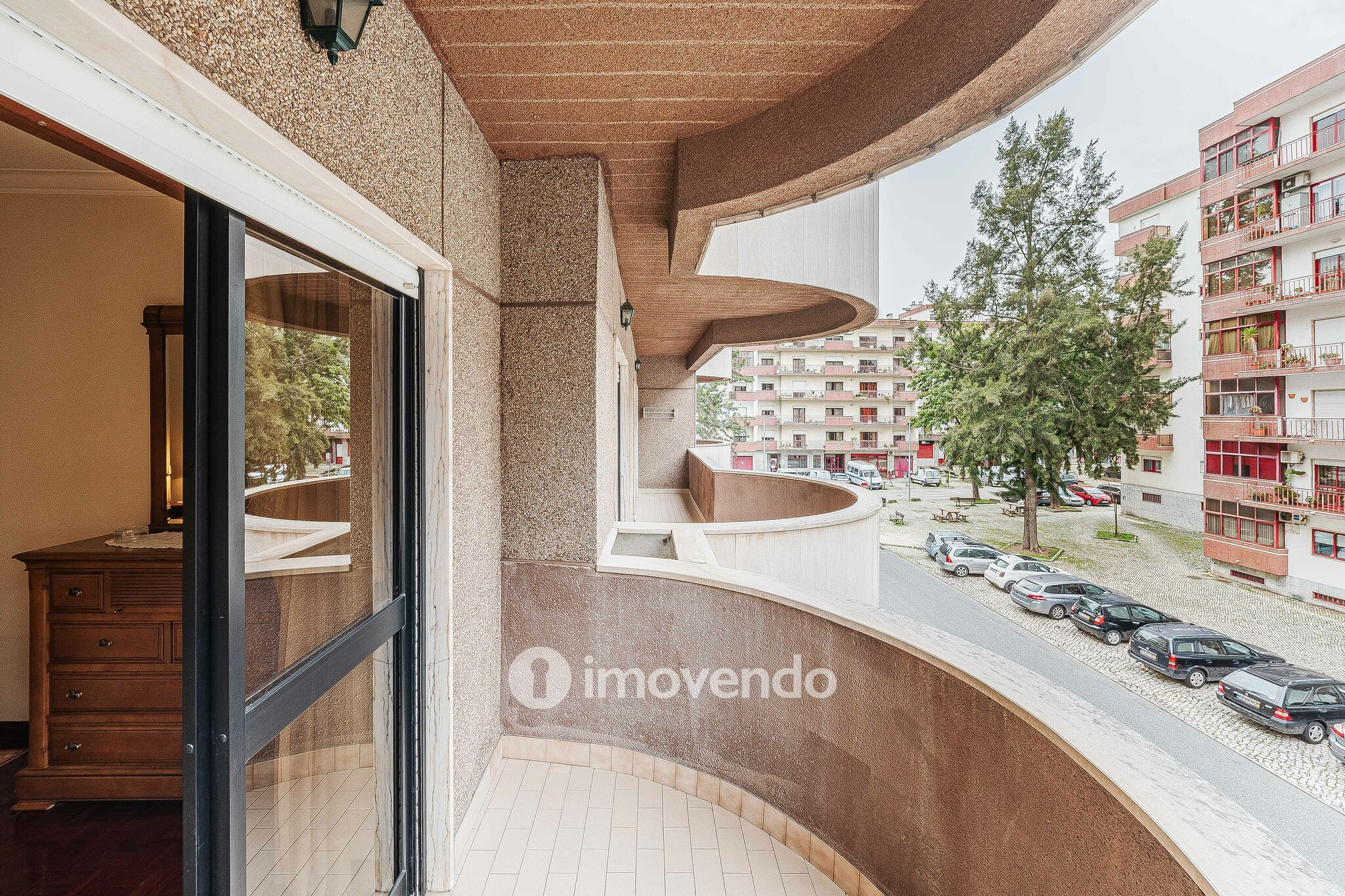 Apartamento T4 com garagem para duas viaturas, em Alverca